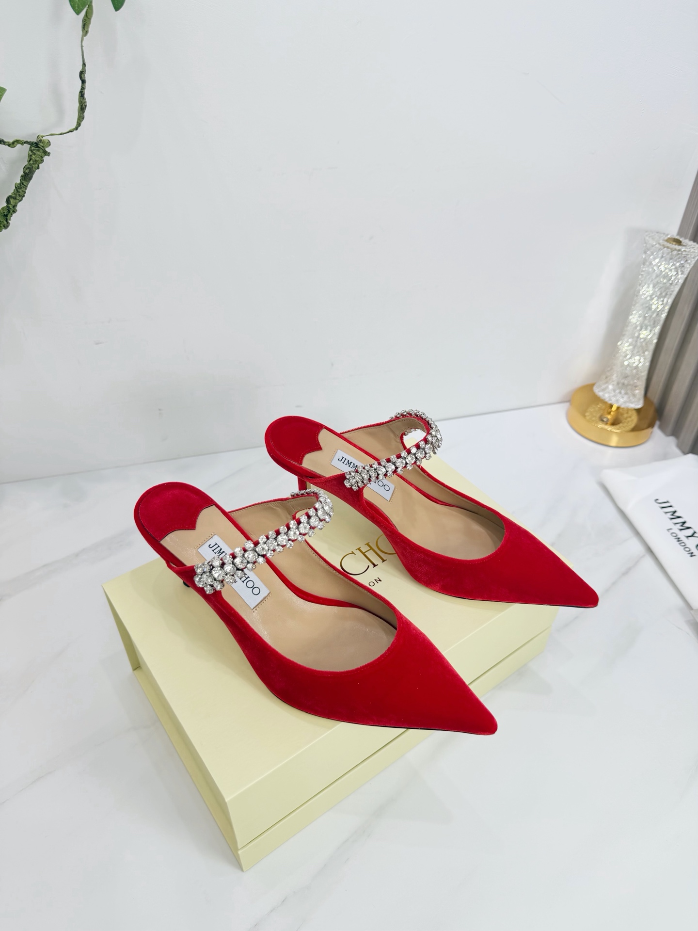 NO:679340,JIMMY CHOO is a very comprehensive and noble fashion lifestyle brand. It has a series of women's high-heeled, medium-heeled and flat-heeled sandals with the same watch straps from major fashion bloggers and celebrities in Hong Kong and the United States. The Australian pointed toe, round toe and square toe series are simply beautiful. I fall in love with elegance and playful sense of the future. I want to own it right away just by looking at it, but you can really think about a pair of exquisite high heels~~~~~~~~~~~~~~~~  This series is designed for extraordinary and indifferent women, thus creating a unique overall effect. Jimmy Choo designs products that inspire women to move forward and highlight their charm. 1 Fabric: imported velvet 2 Lining Imported Italian lambskin super soft and delicate 3 Outsole Imported original Italian original color genuine leather outsole Heel height 6.5 4 Size 35-39 (40.41.42. Customized), half drag, jimmy  choo,jimmy choo,sandals,high heels,sheepskin,Leather soles19860909JIMMY CHOO(吉米周) 是一个非常全面之尊贵时尚生活品牌, 香港,美国等大时尚博主及明星的同款表带女士高跟,中跟,平跟后空凉鞋系列. 澳大利亚尖头 圆头,方头系列、简直是美上天了,爱上优雅、爱上俏皮的未来感,光看一眼便想马上拥有,但一双精致的高跟鞋确是可以想想滴～～～～～～～～～～～～～～～～～ 该系列专为超凡绝伦、无所谓的女士而设计,从而打造出别致的整体效果,Jimmy Choo 设计出激发女性一往无前的产品彰显魅力  1面料:进口天鹅绒 2内里 进口意制小羊皮超级柔软细腻  3大底 进口意大利原版原色真皮大底 跟高6.5 4码数 35一39(40.41.42.定制),半拖,jimmy choo,jimmy choo,sandals,high heels,sheepskin,Leather soles,Women's Shoes