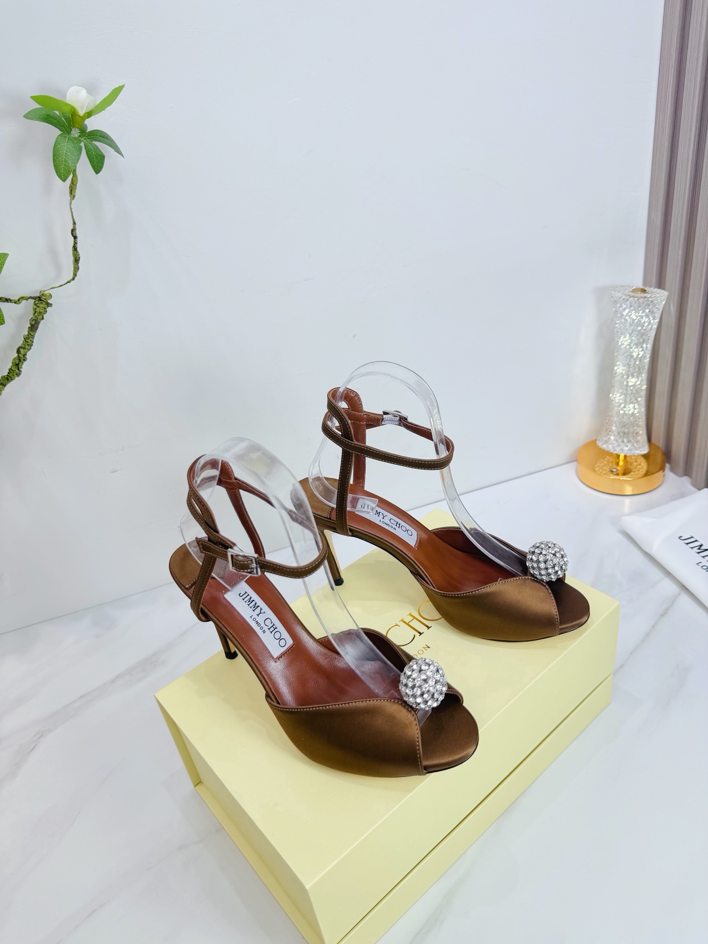 NO:679329,JIMMY CHOO is a very comprehensive and noble fashion lifestyle brand. It has a series of women's high-heeled, medium-heeled and flat-heeled sandals with the same watch straps from major fashion bloggers and celebrities in Hong Kong and the United States. The Australian pointed toe, round toe and square toe series are simply beautiful. I fall in love with elegance and playful sense of the future. I want to own it right away just by looking at it, but you can really think about a pair of exquisite high heels~~~~~~~~~~~~~~~~  This series is designed for extraordinary and indifferent women, thus creating a unique overall effect. Jimmy Choo designs products that inspire women to move forward and highlight their charm. 1 Fabric: Imported silk 2 Lining Imported Italian lambskin super soft and delicate 3 Outsole Imported original Italian original color genuine leather outsole Heel height 8.5 4 Size 35-39 (40.41.42. Customized), high-heeled sandals, jimmy  choo,jimmy choo,sandals,high heels,sheepskin,real silk,Leather soles19860909JIMMY CHOO(吉米周) 是一个非常全面之尊贵时尚生活品牌, 香港,美国等大时尚博主及明星的同款表带女士高跟,中跟,平跟后空凉鞋系列. 澳大利亚尖头 圆头,方头系列、简直是美上天了,爱上优雅、爱上俏皮的未来感,光看一眼便想马上拥有,但一双精致的高跟鞋确是可以想想滴～～～～～～～～～～～～～～～～～ 该系列专为超凡绝伦、无所谓的女士而设计,从而打造出别致的整体效果,Jimmy Choo 设计出激发女性一往无前的产品彰显魅力  1面料:进口真丝 2内里 进口意制小羊皮超级柔软细腻  3大底 进口意大利原版原色真皮大底 跟高8.5 4码数 35一39(40.41.42.定制),高跟鞋凉鞋,jimmy choo,jimmy choo,sandals,high heels,sheepskin,real silk,Leather soles,Women's Shoes