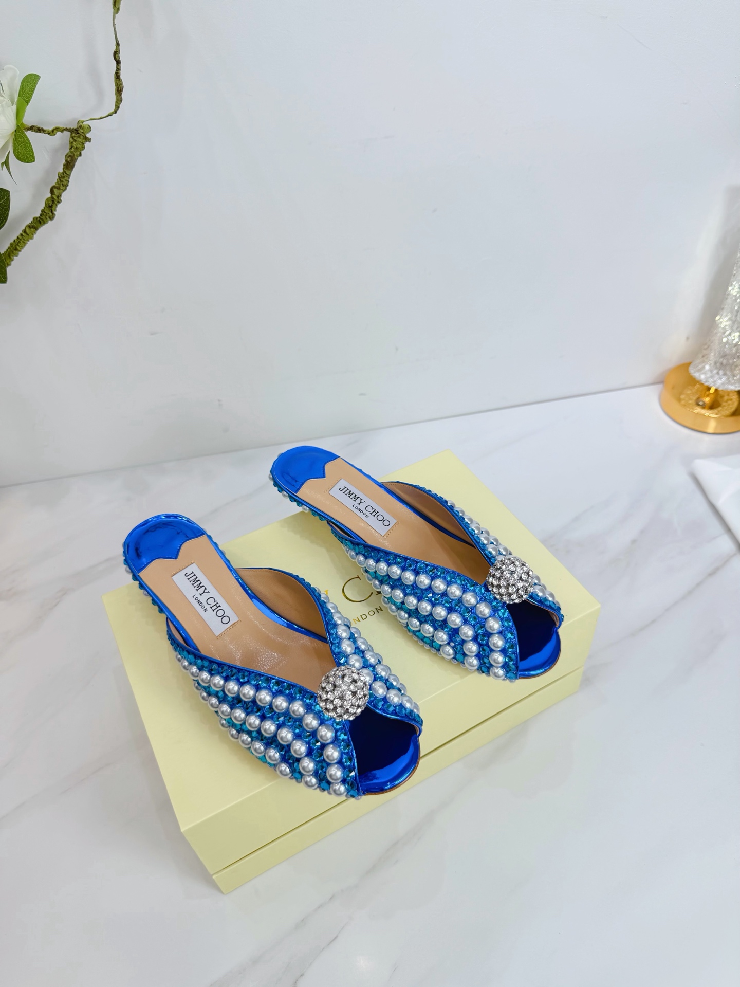 NO:679323,JIMMY CHOO is a very comprehensive and noble fashion lifestyle brand. It has a series of women's high-heeled, medium-heeled and flat-heeled sandals with the same watch straps from major fashion bloggers and celebrities in Hong Kong and the United States. The Australian pointed toe, round toe and square toe series are simply beautiful. I fall in love with elegance and playful sense of the future. I want to own it right away just by looking at it, but you can really think about a pair of exquisite high heels~~~~~~~~~~~~~~~~  This series is designed for extraordinary and indifferent women, thus creating a unique overall effect. Jimmy Choo designs products that inspire women to move forward and highlight their charm. 1 Fabric: Imported mirror paint, hand-glued pearls 2 Lining Imported Italian lambskin super soft and delicate 3 Outsole Imported Italian original original color genuine leather outsole Heel height 2.5 4 Size 35-39 (40.41.42. Customized), slippers, jimmy  choo,jimmy choo,sandals,high heels,slippers,sheepskin,Leather soles19860909JIMMY CHOO(吉米周) 是一个非常全面之尊贵时尚生活品牌, 香港,美国等大时尚博主及明星的同款表带女士高跟,中跟,平跟后空凉鞋系列. 澳大利亚尖头 圆头,方头系列、简直是美上天了,爱上优雅、爱上俏皮的未来感,光看一眼便想马上拥有,但一双精致的高跟鞋确是可以想想滴～～～～～～～～～～～～～～～～～ 该系列专为超凡绝伦、无所谓的女士而设计,从而打造出别致的整体效果,Jimmy Choo 设计出激发女性一往无前的产品彰显魅力  1面料:进口镜面漆手工粘珍珠 2内里 进口意制小羊皮超级柔软细腻  3大底 进口意大利原版原色真皮大底 跟高2.5 4码数 35一39(40.41.42.定制),拖鞋,jimmy choo,jimmy choo,sandals,high heels,slippers,sheepskin,Leather soles,Women's Shoes