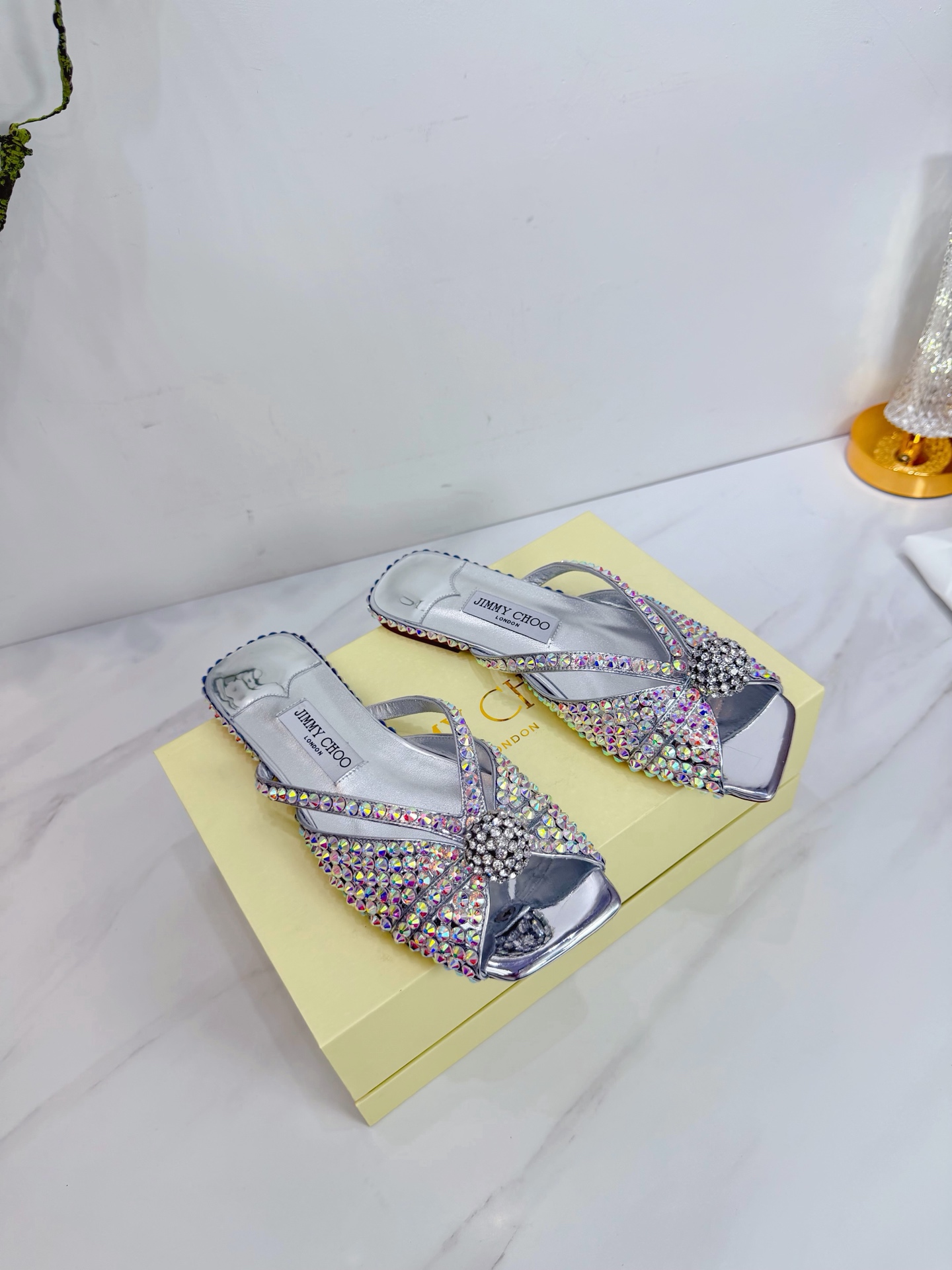 NO:679324,JIMMY CHOO is a very comprehensive and noble fashion lifestyle brand. It has a series of women's high-heeled, medium-heeled and flat-heeled sandals with the same watch straps from major fashion bloggers and celebrities in Hong Kong and the United States. The Australian pointed toe, round toe and square toe series are simply beautiful. I fall in love with elegance and playful sense of the future. I want to own it right away just by looking at it, but you can really think about a pair of exquisite high heels~~~~~~~~~~~~~~~~  This series is designed for extraordinary and indifferent women, thus creating a unique overall effect. Jimmy Choo designs products that inspire women to go forward and highlight their charm. 1 Fabric: Imported patent leather, hand-bonded diamonds 2 Lining Imported Italian lambskin super soft and delicate 3 Outsole Imported Italian original original color genuine leather outsole 4 Size 35 to 39 (40.41.42. Customized), slippers, jimmy choo, jimmy  choo,sandals,high heels,slippers,sheepskin,Leather soles19860909JIMMY CHOO(吉米周) 是一个非常全面之尊贵时尚生活品牌, 香港,美国等大时尚博主及明星的同款表带女士高跟,中跟,平跟后空凉鞋系列. 澳大利亚尖头 圆头,方头系列、简直是美上天了,爱上优雅、爱上俏皮的未来感,光看一眼便想马上拥有,但一双精致的高跟鞋确是可以想想滴～～～～～～～～～～～～～～～～～ 该系列专为超凡绝伦、无所谓的女士而设计,从而打造出别致的整体效果,Jimmy Choo 设计出激发女性一往无前的产品彰显魅力  1面料:进口漆皮手工粘钻 2内里 进口意制小羊皮超级柔软细腻  3大底 进口意大利原版原色真皮大底 4码数 35一39(40.41.42.定制),拖鞋,jimmy choo,jimmy choo,sandals,high heels,slippers,sheepskin,Leather soles,Women's Shoes