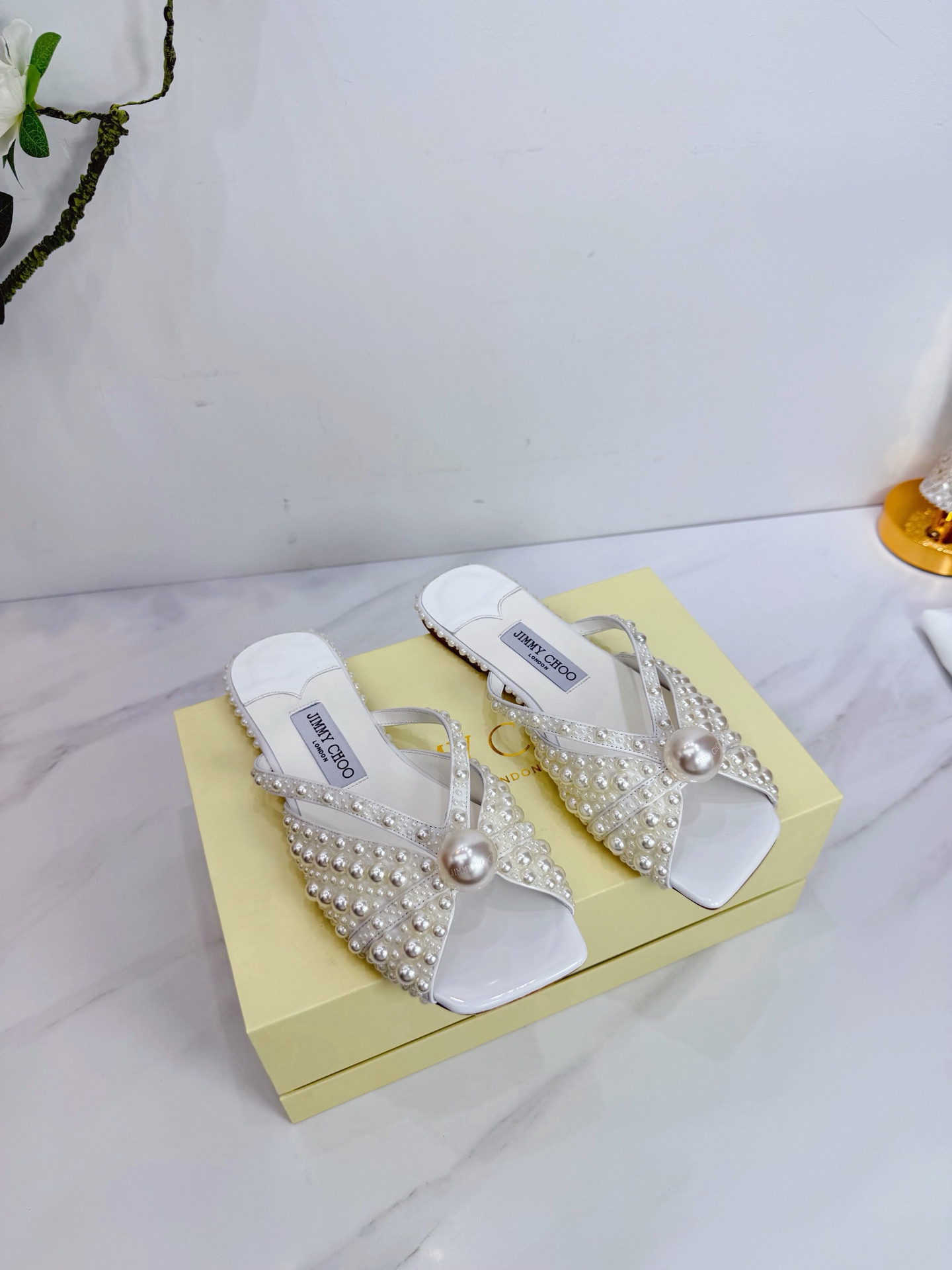 NO:679326,JIMMY CHOO is a very comprehensive and noble fashion lifestyle brand. It has a series of women's high-heeled, medium-heeled and flat-heeled sandals with the same watch straps from major fashion bloggers and celebrities in Hong Kong and the United States. The Australian pointed toe, round toe and square toe series are simply beautiful. I fall in love with elegance and playful sense of the future. I want to own it right away just by looking at it, but you can really think about a pair of exquisite high heels~~~~~~~~~~~~~~~~  This series is designed for extraordinary and indifferent women, thus creating a chic overall effect. Jimmy Choo designs products that inspire women to move forward and highlight their charm. 1 Fabric: imported patent leather handmade pearls 2 Lining Imported Italian lambskin super soft and delicate 3 Outsole Imported Italian original original color genuine leather outsole 4 Size 35 to 39 (40.41.42. Customized), slippers, jimmy choo, jimmy  choo,sandals,high heels,slippers,sheepskin,Leather soles19860909JIMMY CHOO(吉米周) 是一个非常全面之尊贵时尚生活品牌, 香港,美国等大时尚博主及明星的同款表带女士高跟,中跟,平跟后空凉鞋系列. 澳大利亚尖头 圆头,方头系列、简直是美上天了,爱上优雅、爱上俏皮的未来感,光看一眼便想马上拥有,但一双精致的高跟鞋确是可以想想滴～～～～～～～～～～～～～～～～～ 该系列专为超凡绝伦、无所谓的女士而设计,从而打造出别致的整体效果,Jimmy Choo 设计出激发女性一往无前的产品彰显魅力  1面料:进口漆皮手工珍珠 2内里 进口意制小羊皮超级柔软细腻  3大底 进口意大利原版原色真皮大底 4码数 35一39(40.41.42.定制),拖鞋,jimmy choo,jimmy choo,sandals,high heels,slippers,sheepskin,Leather soles,Women's Shoes