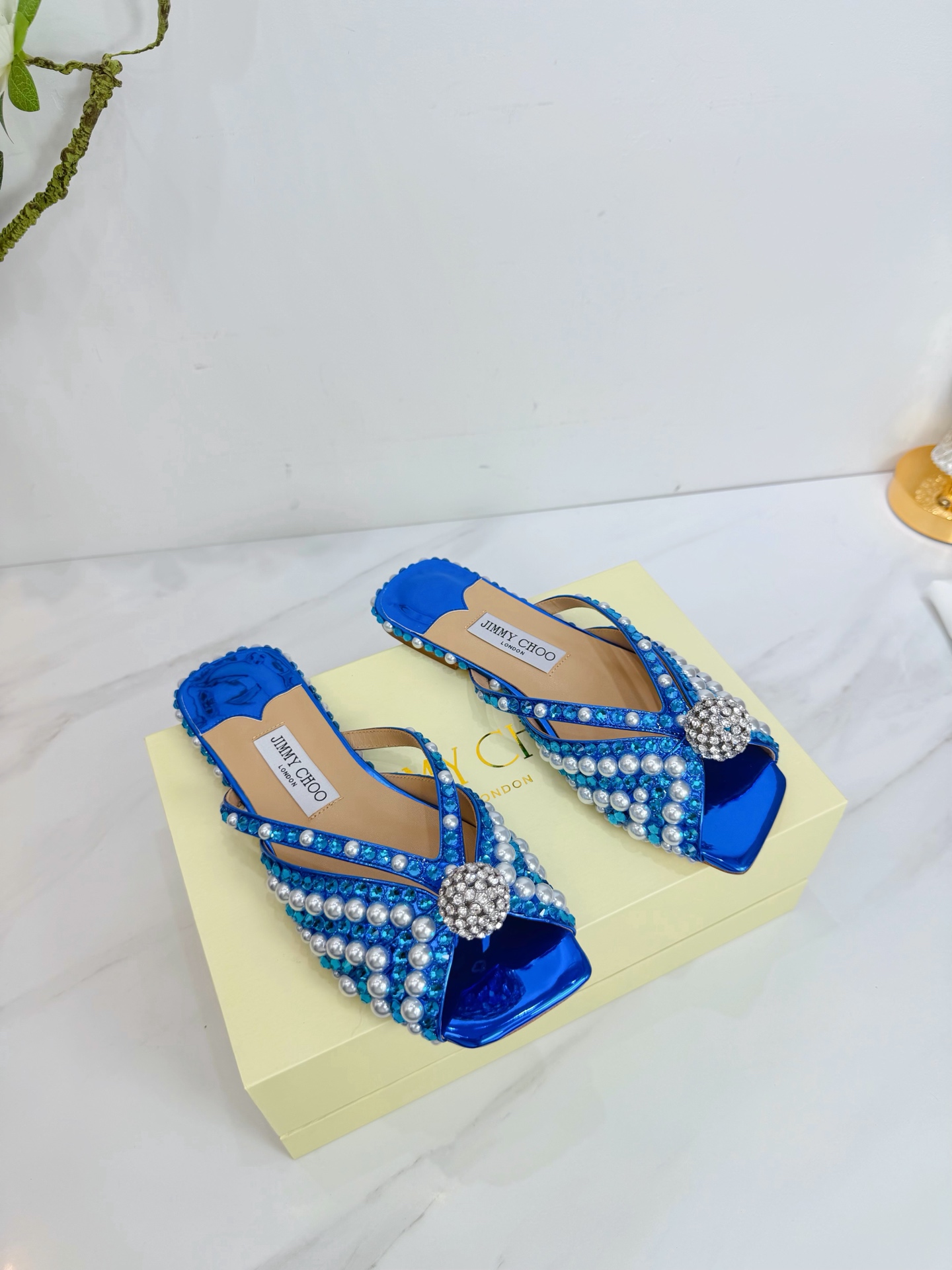 NO:679328,JIMMY CHOO is a very comprehensive and noble fashion lifestyle brand. It has a series of women's high-heeled, medium-heeled and flat-heeled sandals with the same watch straps from major fashion bloggers and celebrities in Hong Kong and the United States. The Australian pointed toe, round toe and square toe series are simply beautiful. I fall in love with elegance and playful sense of the future. I want to own it right away just by looking at it, but you can really think about a pair of exquisite high heels~~~~~~~~~~~~~~~~  This series is designed for extraordinary and indifferent women, thus creating a unique overall effect. Jimmy Choo designs products that inspire women to move forward and highlight their charm. 1 Fabric: Imported mirror paint, hand-glued pearls 2 Lining Imported Italian lambskin super soft and delicate 3 Outsole Imported Italian original original color genuine leather outsole 4 Size 35 to 39 (40.41.42. Customized), slippers, jimmy choo, jimmy  choo,sandals,high heels,slippers,sheepskin,Leather soles19860909JIMMY CHOO(吉米周) 是一个非常全面之尊贵时尚生活品牌, 香港,美国等大时尚博主及明星的同款表带女士高跟,中跟,平跟后空凉鞋系列. 澳大利亚尖头 圆头,方头系列、简直是美上天了,爱上优雅、爱上俏皮的未来感,光看一眼便想马上拥有,但一双精致的高跟鞋确是可以想想滴～～～～～～～～～～～～～～～～～ 该系列专为超凡绝伦、无所谓的女士而设计,从而打造出别致的整体效果,Jimmy Choo 设计出激发女性一往无前的产品彰显魅力  1面料:进口镜面漆手工粘珍珠 2内里 进口意制小羊皮超级柔软细腻  3大底 进口意大利原版原色真皮大底 4码数 35一39(40.41.42.定制),拖鞋,jimmy choo,jimmy choo,sandals,high heels,slippers,sheepskin,Leather soles,Women's Shoes