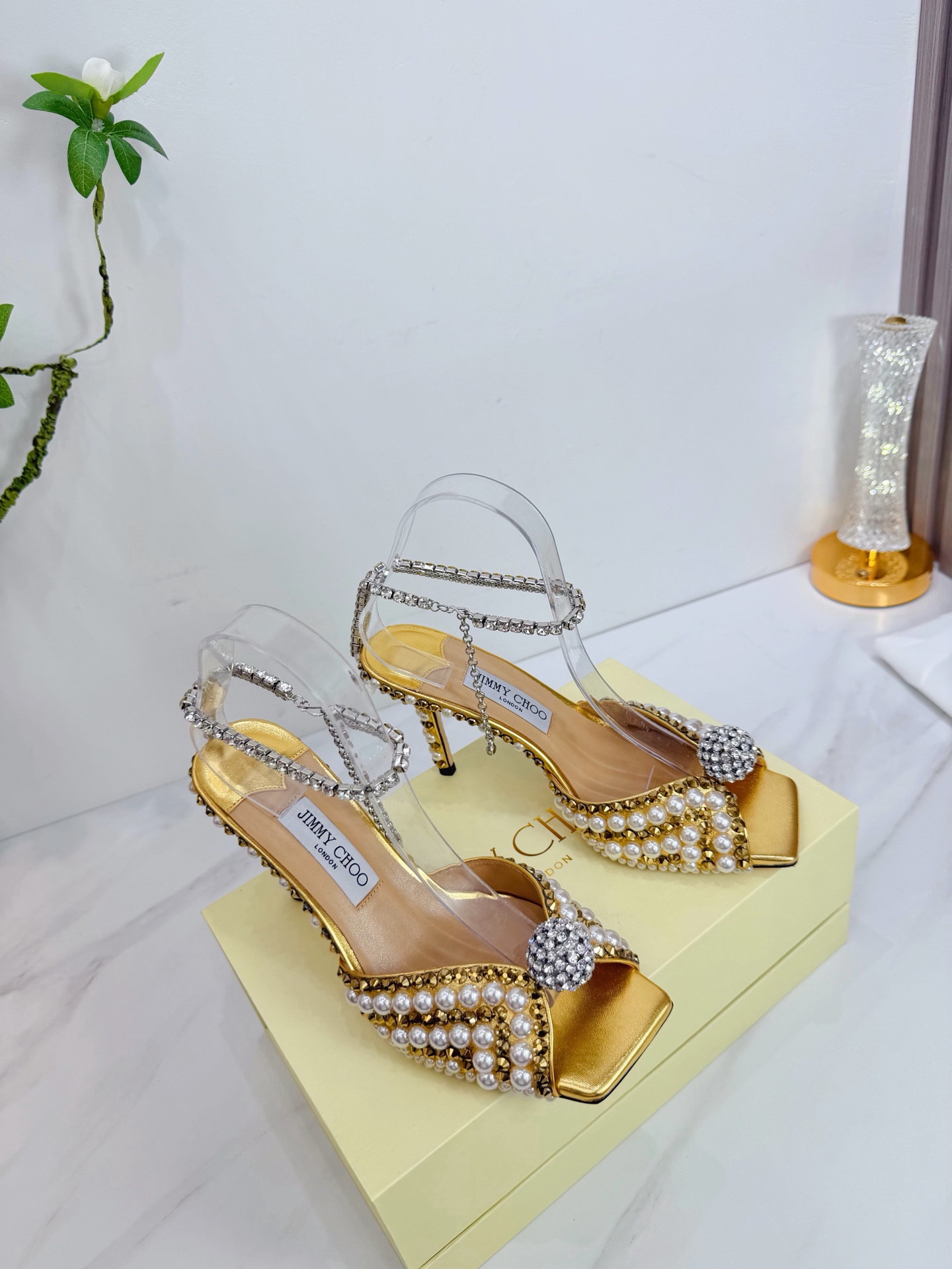 NO:679316,JIMMY CHOO is a very comprehensive and noble fashion lifestyle brand. It has a series of women's high-heeled, medium-heeled and flat-heeled sandals with the same watch straps from major fashion bloggers and celebrities in Hong Kong and the United States. The Australian pointed toe, round toe and square toe series are simply beautiful. I fall in love with elegance and playful sense of the future. I want to own it right away just by looking at it, but you can really think about a pair of exquisite high heels~~~~~~~~~~~~~~~~  This series is designed for extraordinary and indifferent women, thus creating a unique overall effect. Jimmy Choo designs products that inspire women to move forward and highlight their charm. 1 Fabric: Imported sheepskin, hand-glued pearls 2 Lining Imported Italian lambskin super soft and delicate 3 Outsole Imported Italian original original color genuine leather outsole Heel height 8.5 4 Size 35-39 (40.41.42. Customized), high-heeled sandals, jimmy  choo,jimmy choo,sandals,high heels,sheepskin,Leather soles19860909JIMMY CHOO(吉米周) 是一个非常全面之尊贵时尚生活品牌, 香港,美国等大时尚博主及明星的同款表带女士高跟,中跟,平跟后空凉鞋系列. 澳大利亚尖头 圆头,方头系列、简直是美上天了,爱上优雅、爱上俏皮的未来感,光看一眼便想马上拥有,但一双精致的高跟鞋确是可以想想滴～～～～～～～～～～～～～～～～～ 该系列专为超凡绝伦、无所谓的女士而设计,从而打造出别致的整体效果,Jimmy Choo 设计出激发女性一往无前的产品彰显魅力  1面料:进口羊皮手工粘珍珠 2内里 进口意制小羊皮超级柔软细腻  3大底 进口意大利原版原色真皮大底 跟高8.5 4码数 35一39(40.41.42.定制),高跟鞋凉鞋,jimmy choo,jimmy choo,sandals,high heels,sheepskin,Leather soles,Women's Shoes