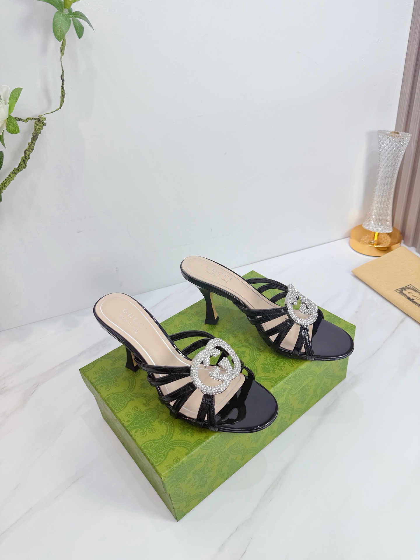 NO:679313,2026 SSS new arrival [Gucci～古*奇] Original order quality, original European style ——————————  The upper foot is perfect to wear with this shoe. It is elegant and crystal clear. Regardless of the materials of the accessories, they are all customized one by one. You must go to get the original version. The whole series is full of exciting and unexpected elements. The texture of different materials and the texture of the skin have a strong artistic atmosphere. 1. Imported patent leather for the upper. 2. Imported high-grade soft sheepskin for the lining. 3. Original Italian original color genuine leather outsole. Heel height 8.5  4 original pads and feet, original full set of packaging, spot size 35M-39M (40.41.42) custom-made, high heels and slippers, gucci, high heels, slippers, sheepskin, Leather soles198609092026 SSS新款报到【Gucci～古*奇】原单品质 原汁原味的欧式风格  —————————— 上脚非常完美穿搭上配此鞋,优雅大方,晶莹剔透,无论种各配件材质,都是家独一比一定制,必到做原版零距离,整系个列都充了满令兴人奋意和外的元结素合,不同材的质,肌的理面的料表现,具有极的浓艺术气息. 1鞋面进口漆皮 2内里进口高级柔软羊皮 3大底意大利原版原色真皮大底 跟高8.5 4原贴垫标脚,原版全套包装,现货码数35M-39M(40.41.42)定做,高跟鞋拖鞋,gucci,high heels,slippers,sheepskin,Leather soles,Women's Shoes