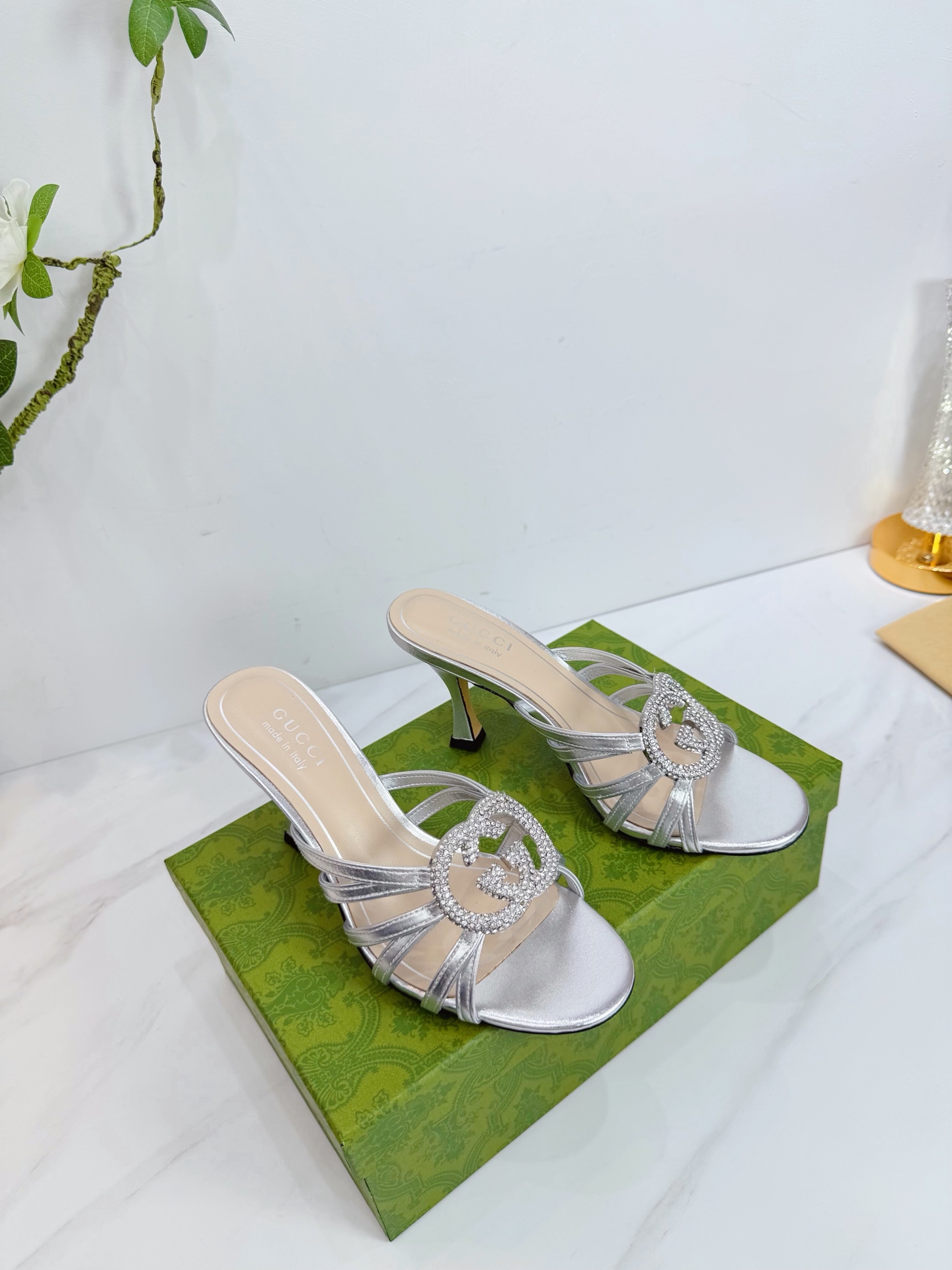 NO:679315,2026 SSS new arrival [Gucci～古*奇] Original order quality, original European style ——————————  The upper foot is perfect to wear with this shoe. It is elegant and crystal clear. Regardless of the materials of the accessories, they are all customized one by one. You must go to get the original version. The entire series is full of exciting and unexpected combinations of elements. The texture of different materials and the texture of the skin have a strong artistic atmosphere. 1. Imported sheepskin for the upper 2. Imported high-grade soft sheepskin for the lining 3. Original Italian original color genuine leather outsole Heel height 8.5  4 original pads and feet, original full set of packaging, spot size 35M-39M (40.41.42) custom-made, high heels and slippers, gucci, high heels, slippers, sheepskin, Leather soles198609092026 SSS新款报到【Gucci～古*奇】原单品质 原汁原味的欧式风格  —————————— 上脚非常完美穿搭上配此鞋,优雅大方,晶莹剔透,无论种各配件材质,都是家独一比一定制,必到做原版零距离,整系个列都充了满令兴人奋意和外的元结素合,不同材的质,肌的理面的料表现,具有极的浓艺术气息. 1鞋面进口羊皮 2内里进口高级柔软羊皮 3大底意大利原版原色真皮大底 跟高8.5 4原贴垫标脚,原版全套包装,现货码数35M-39M(40.41.42)定做,高跟鞋拖鞋,gucci,high heels,slippers,sheepskin,Leather soles,Women's Shoes