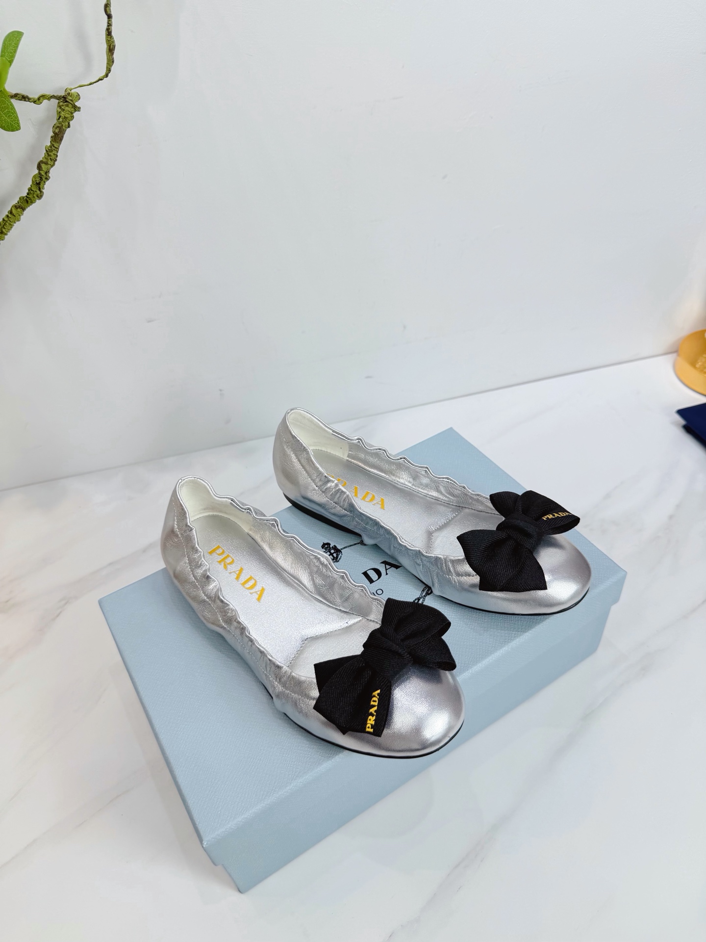 NO:669403,2026 SSS launches Prada’s latest long boots, sandals, thin heels, empty backs, and thick heels series——————————  PRADA's early spring T stage catwalk show is the same style as 'Dream Never Sleeps'. Prada can use it on important occasions. The fresh style has a bit of nobility. It is perfect to wear with this shoe. It is elegant and crystal clear, regardless of the material of various accessories.  , all are exclusively customized one to one, and must be zero distance from the original. The entire series is full of exciting and unexpected combinations of elements, different materials, textures of fabrics, and a strong artistic atmosphere, allowing you to appreciate the ever-changing style of Prada girls.  1. The upper is made of imported sheepskin. 2. The inner lining is imported sheepskin. 3. The outsole is original Italian original color leather outsole. 4. Original labeling feet. The stock code number is 35M-39M (40 41 42 is custom-made and cannot be returned or exchanged)., single shoes, prada, prada, sandals, boots, sheepskin, Leather soles198609092026 SSS重磅推出普拉达最新长短靴,凉鞋单鞋,细跟,后空,粗跟系列  —————————— PRADA早春T台走秀网红同款＂造梦不夜城＂,Prada能在重要场合上用得上了,小清新风带点贵气的感觉,上脚非常完美穿搭配上此鞋,优雅大方,晶莹剔透,无论各种配件材质,都是独家一比一定制,必做到原版零距离,整个系列都充满了令人兴奋和意外的元素结合,不同的材质,肌理的面料的表现,具有极浓的艺术气息,让你领略Prada女孩的百变风格. 1鞋面釆用进口羊皮 2内里进口羊皮 3大底意大利原版原色真皮大底  4原贴标垫脚, 现货码数35M-39M（40 41 42订做不退不换).,单鞋,prada,prada,sandals,boots,sheepskin,Leather soles,Women's Shoes