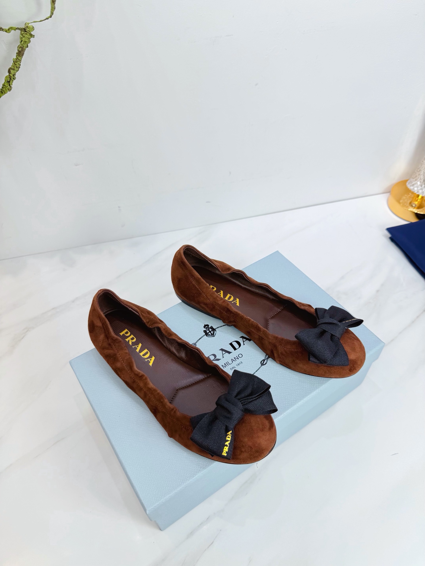 NO:669404,2026 SSS launches Prada’s latest long boots, sandals, thin heels, empty backs, and thick heels series——————————  PRADA's early spring T stage catwalk show is the same style as 'Dream Never Sleeps'. Prada can use it on important occasions. The fresh style has a bit of nobility. It is perfect to wear with this shoe. It is elegant and crystal clear, regardless of the material of various accessories.  , all are exclusively customized one to one, and must be zero distance from the original. The entire series is full of exciting and unexpected combinations of elements, different materials, textures of fabrics, and a strong artistic atmosphere, allowing you to appreciate the ever-changing style of Prada girls.  1. The upper is made of imported sheepskin. 2. The inner lining is imported sheepskin. 3. The outsole is made of original Italian original color genuine leather. 4. Original label feet. The stock code number is 35M-39M (40 41 42 is custom-made and cannot be returned or exchanged)., single shoes, prada, prada, sandals, boots, sheepskin, sheep, Leather soles198609092026 SSS重磅推出普拉达最新长短靴,凉鞋单鞋,细跟,后空,粗跟系列  —————————— PRADA早春T台走秀网红同款＂造梦不夜城＂,Prada能在重要场合上用得上了,小清新风带点贵气的感觉,上脚非常完美穿搭配上此鞋,优雅大方,晶莹剔透,无论各种配件材质,都是独家一比一定制,必做到原版零距离,整个系列都充满了令人兴奋和意外的元素结合,不同的材质,肌理的面料的表现,具有极浓的艺术气息,让你领略Prada女孩的百变风格. 1鞋面釆用进口羊京 2内里进口羊皮 3大底意大利原版原色真皮大底  4原贴标垫脚, 现货码数35M-39M（40 41 42订做不退不换).,单鞋,prada,prada,sandals,boots,sheepskin,sheep,Leather soles,Women's Shoes