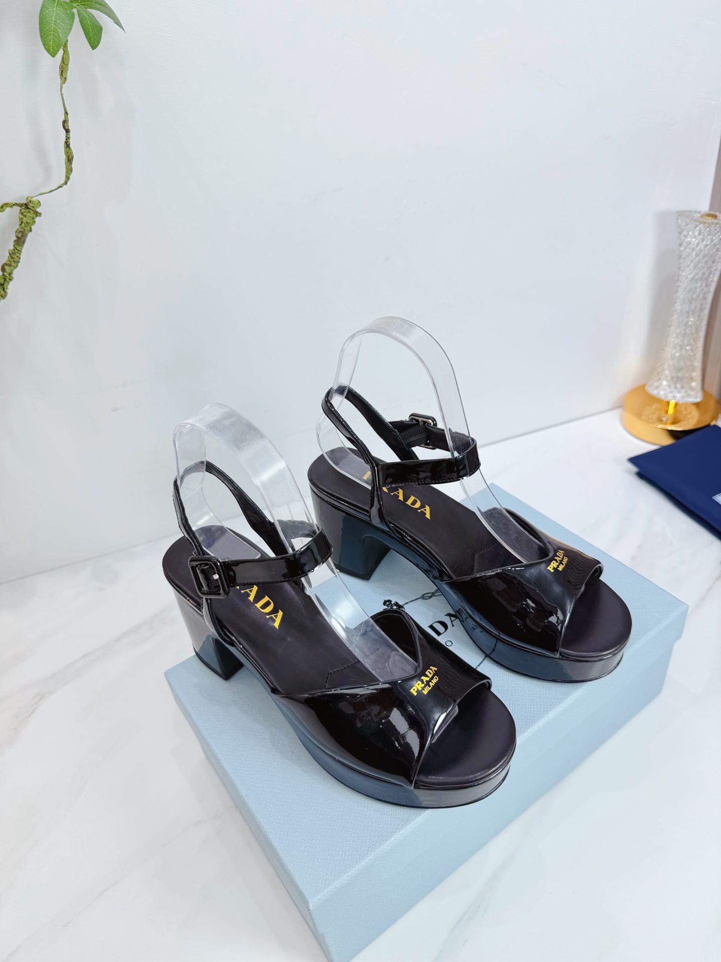 NO:669407,2026 SSS launches Prada’s latest long boots, sandals, thin heels, empty backs, and thick heels series——————————  PRADA's early spring T stage catwalk show is the same style as 'Dream Never Sleeps'. Prada can use it on important occasions. The fresh style has a bit of nobility. It is perfect to wear with this shoe. It is elegant and crystal clear, regardless of the material of various accessories.  , all are exclusively customized one to one, and must be zero distance from the original. The entire series is full of exciting and unexpected combinations of elements, different materials, textures of fabrics, and a strong artistic atmosphere, allowing you to appreciate the ever-changing style of Prada girls.  1. The upper is made of imported sheepskin. 2. The inner lining is imported sheepskin. 3. The outsole is made of original Italian genuine leather. The heel height is 7.5. The water level is 2.5. 4. The original labeling feet. The stock code number is 35M-39M (40 41 42 is custom-made and is non-returnable and non-exchangeable). High heels and sandals, prada, prada, sandals, boots, high heels, sheepskin, sheep, Leather soles198609092026 SSS重磅推出普拉达最新长短靴,凉鞋单鞋,细跟,后空,粗跟系列  —————————— PRADA早春T台走秀网红同款＂造梦不夜城＂,Prada能在重要场合上用得上了,小清新风带点贵气的感觉,上脚非常完美穿搭配上此鞋,优雅大方,晶莹剔透,无论各种配件材质,都是独家一比一定制,必做到原版零距离,整个系列都充满了令人兴奋和意外的元素结合,不同的材质,肌理的面料的表现,具有极浓的艺术气息,让你领略Prada女孩的百变风格. 1鞋面釆用进口羊京 2内里进口羊皮 3大底意大利原版原色真皮大底 跟高7.5 水台2.5 4原贴标垫脚, 现货码数35M-39M（40 41 42订做不退不换).,高跟鞋凉鞋,prada,prada,sandals,boots,high heels,sheepskin,sheep,Leather soles,Women's Shoes