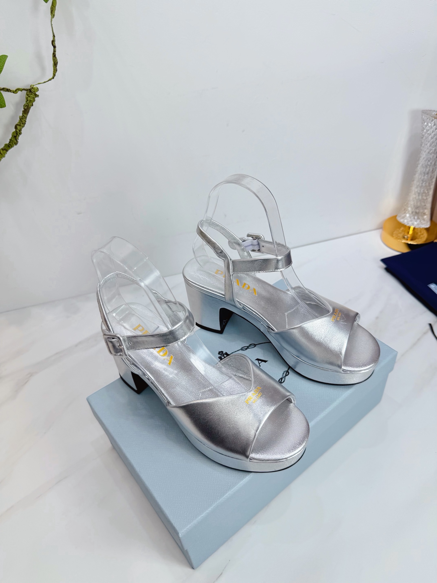 NO:681895,2026 SSS launches Prada’s latest long boots, sandals, thin heels, empty backs, and thick heels series——————————  PRADA's early spring T stage catwalk show is the same style as 'Dream Never Sleeps'. Prada can use it on important occasions. The fresh style has a bit of nobility. It is perfect to wear with this shoe. It is elegant and crystal clear, regardless of the material of various accessories.  , all are exclusively customized one to one, and must be zero distance from the original. The entire series is full of exciting and unexpected combinations of elements, different materials, textures of fabrics, and a strong artistic atmosphere, allowing you to appreciate the ever-changing style of Prada girls.  1. The upper is made of imported sheepskin. 2. The lining is imported sheepskin. 3. The outsole is made of original Italian genuine leather. The heel height is 7.5. The water level is 2.5. 4. The original labeling feet. The stock code is 35M-39M (40 41 42 is custom-made and is non-returnable and non-exchangeable). High heels and sandals, prada, prada, sandals, boots, high heels, sheepskin, Leather soles198609092026 SSS重磅推出普拉达最新长短靴,凉鞋单鞋,细跟,后空,粗跟系列  —————————— PRADA早春T台走秀网红同款＂造梦不夜城＂,Prada能在重要场合上用得上了,小清新风带点贵气的感觉,上脚非常完美穿搭配上此鞋,优雅大方,晶莹剔透,无论各种配件材质,都是独家一比一定制,必做到原版零距离,整个系列都充满了令人兴奋和意外的元素结合,不同的材质,肌理的面料的表现,具有极浓的艺术气息,让你领略Prada女孩的百变风格. 1鞋面釆用进口羊皮 2内里进口羊皮 3大底意大利原版原色真皮大底 跟高7.5 水台2.5 4原贴标垫脚, 现货码数35M-39M（40 41 42订做不退不换).,高跟鞋凉鞋,prada,prada,sandals,boots,high heels,sheepskin,Leather soles,Women's Shoes