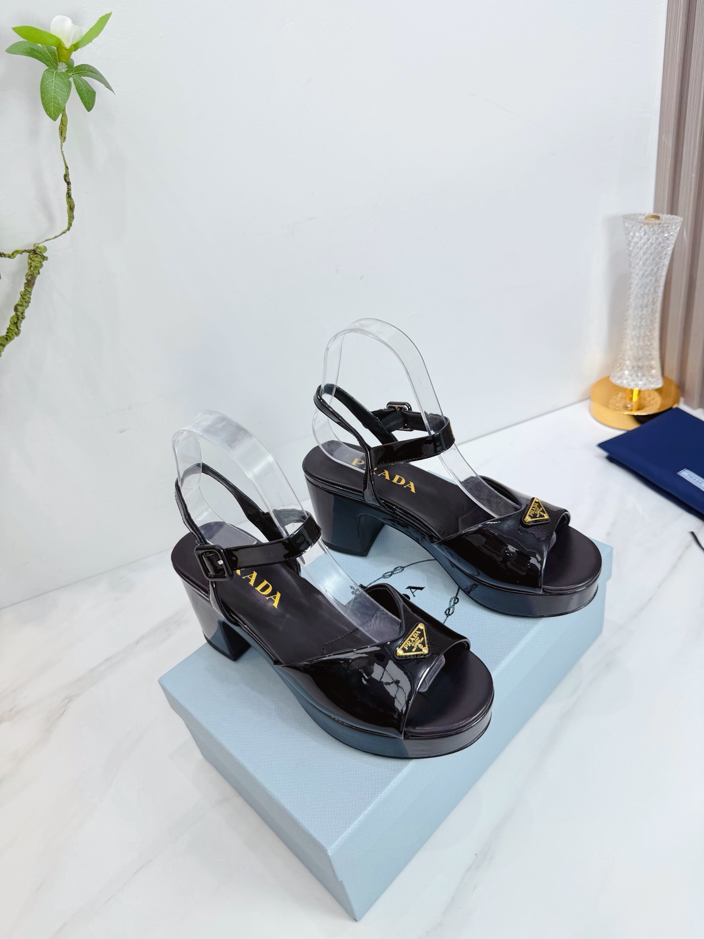 NO:669392,2026 SSS launches Prada’s latest long boots, sandals, thin heels, empty backs, and thick heels series——————————  PRADA's early spring T stage catwalk show is the same style as 'Dream Never Sleeps'. Prada can use it on important occasions. The fresh style has a bit of nobility. It is perfect to wear with this shoe. It is elegant and crystal clear, regardless of the material of various accessories.  , all are exclusively customized one to one, and must be zero distance from the original. The entire series is full of exciting and unexpected combinations of elements, different materials, textures of fabrics, and a strong artistic atmosphere, allowing you to appreciate the ever-changing style of Prada girls.  1. The upper is made of imported patent leather. 2. The lining is imported sheepskin. 3. The outsole is made of original Italian genuine leather. The heel height is 7.5. The water level is 2.5. 4. The original labeling feet. The stock code is 35M-39M (40 41 42 is custom-made and is non-returnable and non-exchangeable). High heels and sandals, prada, prada, sandals, boots, high heels, sheepskin, Leather soles198609092026 SSS重磅推出普拉达最新长短靴,凉鞋单鞋,细跟,后空,粗跟系列  —————————— PRADA早春T台走秀网红同款＂造梦不夜城＂,Prada能在重要场合上用得上了,小清新风带点贵气的感觉,上脚非常完美穿搭配上此鞋,优雅大方,晶莹剔透,无论各种配件材质,都是独家一比一定制,必做到原版零距离,整个系列都充满了令人兴奋和意外的元素结合,不同的材质,肌理的面料的表现,具有极浓的艺术气息,让你领略Prada女孩的百变风格. 1鞋面釆用进口漆皮 2内里进口羊皮 3大底意大利原版原色真皮大底 跟高7.5 水台2.5 4原贴标垫脚, 现货码数35M-39M（40 41 42订做不退不换).,高跟鞋凉鞋,prada,prada,sandals,boots,high heels,sheepskin,Leather soles,Women's Shoes