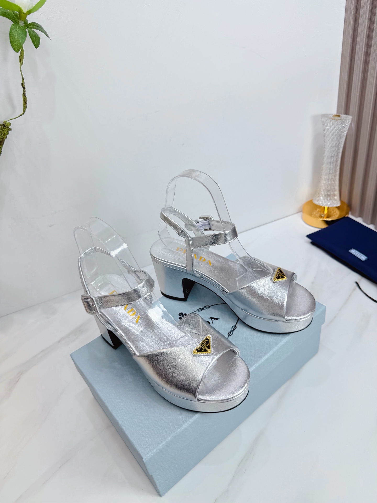 NO:669395,2026 SSS launches Prada’s latest long boots, sandals, thin heels, empty backs, and thick heels series——————————  PRADA's early spring T stage catwalk show is the same style as 'Dream Never Sleeps'. Prada can use it on important occasions. The fresh style has a bit of nobility. It is perfect to wear with this shoe. It is elegant and crystal clear, regardless of the material of various accessories.  , all are exclusively customized one to one, and must be zero distance from the original. The entire series is full of exciting and unexpected combinations of elements, different materials, textures of fabrics, and a strong artistic atmosphere, allowing you to appreciate the ever-changing style of Prada girls.  1. The upper is made of imported sheepskin. 2. The lining is imported sheepskin. 3. The outsole is made of original Italian genuine leather. The heel height is 7.5. The water level is 2.5. 4. The original labeling feet. The stock code is 35M-39M (40 41 42 is custom-made and is non-returnable and non-exchangeable). High heels and sandals, prada, prada, sandals, boots, high heels, sheepskin, Leather soles198609092026 SSS重磅推出普拉达最新长短靴,凉鞋单鞋,细跟,后空,粗跟系列  —————————— PRADA早春T台走秀网红同款＂造梦不夜城＂,Prada能在重要场合上用得上了,小清新风带点贵气的感觉,上脚非常完美穿搭配上此鞋,优雅大方,晶莹剔透,无论各种配件材质,都是独家一比一定制,必做到原版零距离,整个系列都充满了令人兴奋和意外的元素结合,不同的材质,肌理的面料的表现,具有极浓的艺术气息,让你领略Prada女孩的百变风格. 1鞋面釆用进口羊皮 2内里进口羊皮 3大底意大利原版原色真皮大底 跟高7.5 水台2.5 4原贴标垫脚, 现货码数35M-39M（40 41 42订做不退不换).,高跟鞋凉鞋,prada,prada,sandals,boots,high heels,sheepskin,Leather soles,Women's Shoes