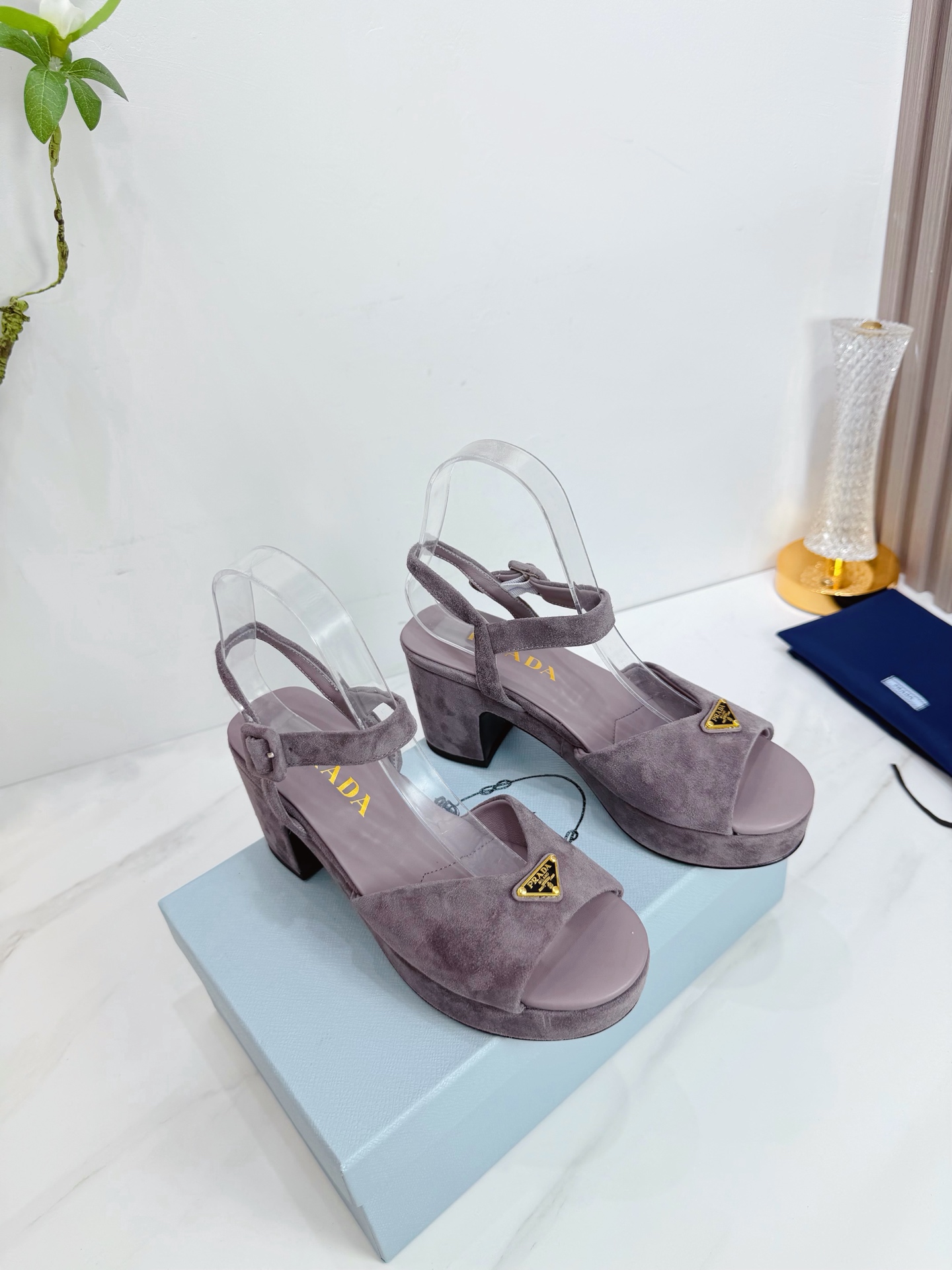 NO:669397,2026 SSS launches Prada’s latest long boots, sandals, thin heels, empty backs, and thick heels series——————————  PRADA's early spring T stage catwalk show is the same style as 'Dream Never Sleeps'. Prada can use it on important occasions. The fresh style has a bit of nobility. It is perfect to wear with this shoe. It is elegant and crystal clear, regardless of the material of various accessories.  , all are exclusively customized one to one, and must be zero distance from the original. The entire series is full of exciting and unexpected combinations of elements, different materials, textures of fabrics, and a strong artistic atmosphere, allowing you to appreciate the ever-changing style of Prada girls.  1. The upper is made of imported sheepskin. 2. The inner lining is imported sheepskin. 3. The outsole is made of original Italian genuine leather. The heel height is 7.5. The water level is 2.5. 4. The original labeling feet. The stock code number is 35M-39M (40 41 42 is custom-made and is non-returnable and non-exchangeable). High heels and sandals, prada, prada, sandals, boots, high heels, sheepskin, sheep, Leather soles198609092026 SSS重磅推出普拉达最新长短靴,凉鞋单鞋,细跟,后空,粗跟系列  —————————— PRADA早春T台走秀网红同款＂造梦不夜城＂,Prada能在重要场合上用得上了,小清新风带点贵气的感觉,上脚非常完美穿搭配上此鞋,优雅大方,晶莹剔透,无论各种配件材质,都是独家一比一定制,必做到原版零距离,整个系列都充满了令人兴奋和意外的元素结合,不同的材质,肌理的面料的表现,具有极浓的艺术气息,让你领略Prada女孩的百变风格. 1鞋面釆用进口羊京 2内里进口羊皮 3大底意大利原版原色真皮大底 跟高7.5 水台2.5 4原贴标垫脚, 现货码数35M-39M（40 41 42订做不退不换).,高跟鞋凉鞋,prada,prada,sandals,boots,high heels,sheepskin,sheep,Leather soles,Women's Shoes