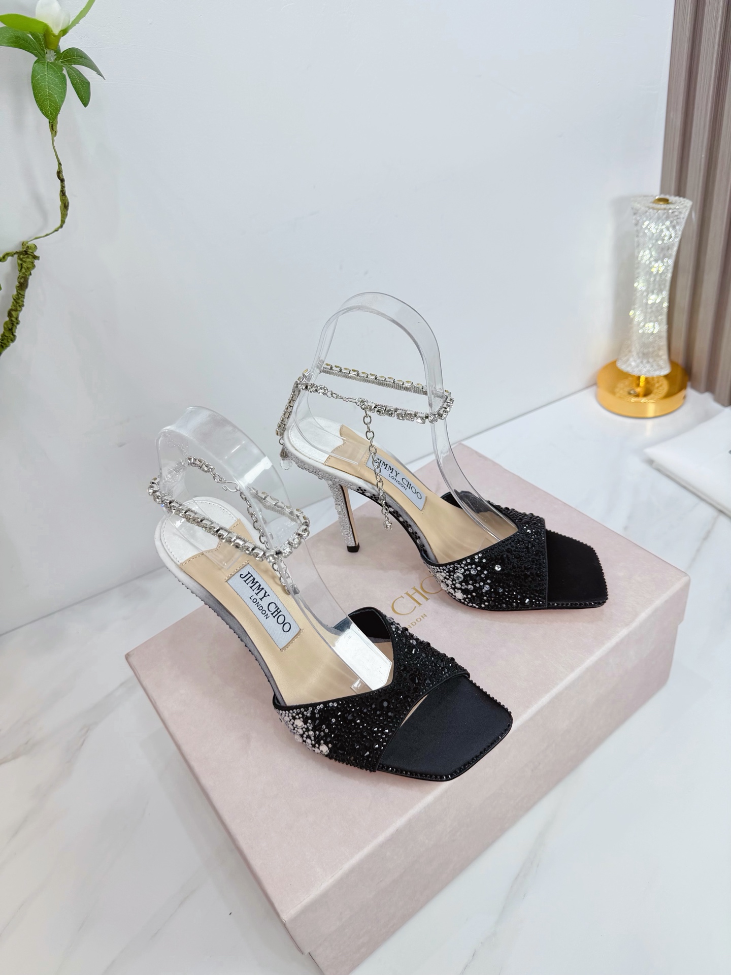 NO:679342,JIMMY CHOO is a very comprehensive and noble fashion lifestyle brand. It has a series of women's high-heeled, medium-heeled and flat-heeled sandals with the same watch straps from major fashion bloggers and celebrities in Hong Kong and the United States. The Australian pointed toe, round toe and square toe series are simply beautiful. I fall in love with elegance and playful sense of the future. I want to own it right away just by looking at it, but you can really think about a pair of exquisite high heels~~~~~~~~~~~~~~~~  This series is specially designed for extraordinary and indifferent women, thus creating a unique overall effect. Jimmy Choo designs products that inspire women to move forward and highlight their charm. 1 Fabric: Imported silk hot diamond 2 Lining Imported Italian lambskin super soft and delicate 3 Outsole Imported original Italian original color genuine leather outsole Heel height 10..5 4 Size 35-39 (40.41.42. Customized), high-heeled sandals, jimmy  choo,jimmy choo,sandals,high heels,sheepskin,real silk,Leather soles19860909JIMMY CHOO(吉米周) 是一个非常全面之尊贵时尚生活品牌, 香港,美国等大时尚博主及明星的同款表带女士高跟,中跟,平跟后空凉鞋系列. 澳大利亚尖头 圆头,方头系列、简直是美上天了,爱上优雅、爱上俏皮的未来感,光看一眼便想马上拥有,但一双精致的高跟鞋确是可以想想滴～～～～～～～～～～～～～～～～～ 该系列专为超凡绝伦、无所谓的女士而设计,从而打造出别致的整体效果,Jimmy Choo 设计出激发女性一往无前的产品彰显魅力  1面料:进口真丝烫钻 2内里 进口意制小羊皮超级柔软细腻  3大底 进口意大利原版原色真皮大底 跟高10..5 4码数 35一39(40.41.42.定制),高跟鞋凉鞋,jimmy choo,jimmy choo,sandals,high heels,sheepskin,real silk,Leather soles,Women's Shoes