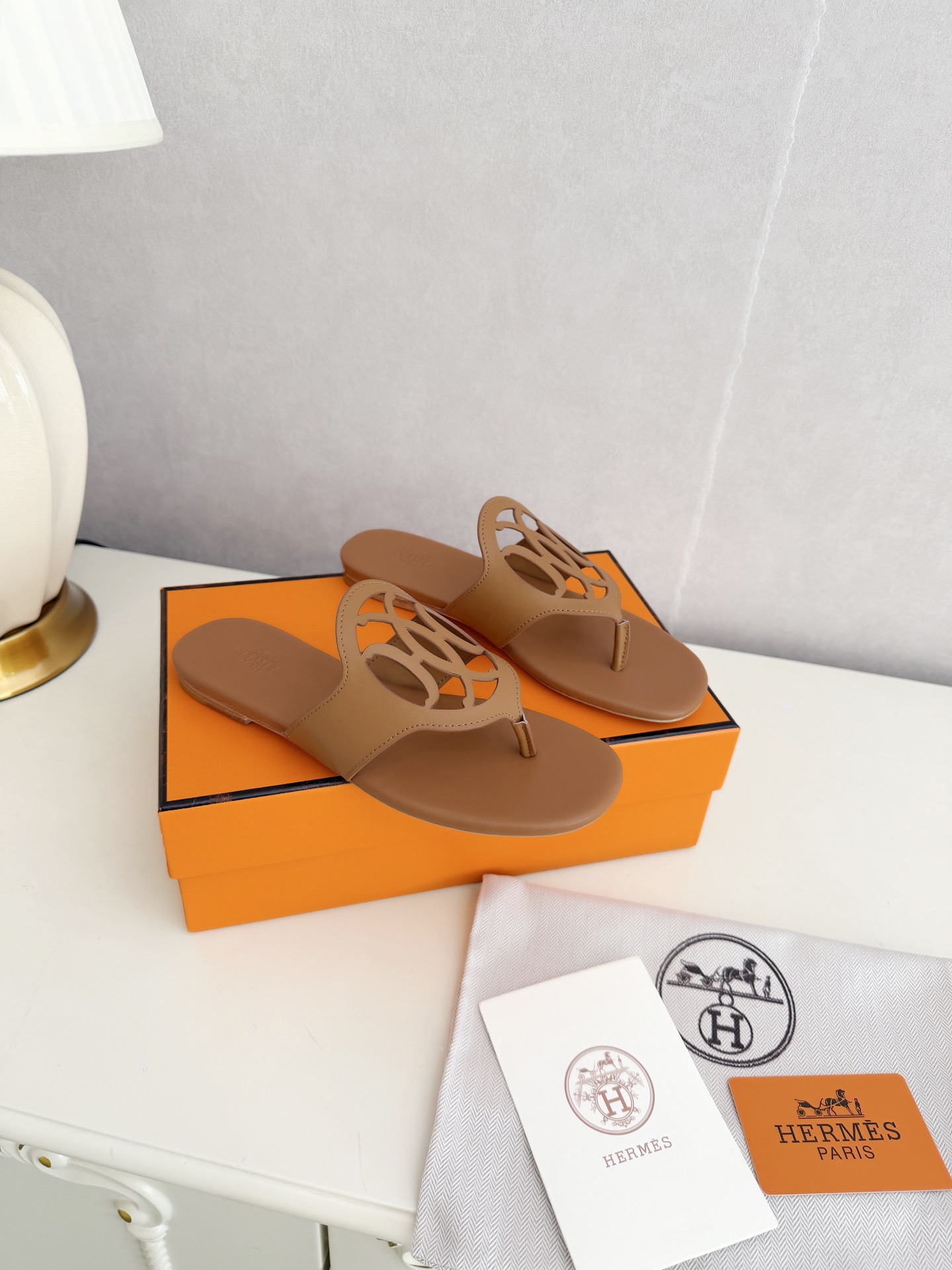 NO:679332,Herms Hermès top version, original version 11 developed, this year H family short boots are few, but every one is a classic, this one is no exception, with a slender last shape, giving people a very different feeling!  It is also very stable when walking, and you will not feel tired at all. The pointed stiletto heel design is versatile, classic and fashionable. Original metal fasteners~~~~~~~~~~~~~~~~~~ 1 Fabric: Imported cowhide 2 Lining Imported Italian water-dyed sheepskin super soft and delicate 3 Outsole Italian original original color private model leather outsole 4 sizes  35-39 (40.41.42.43 customized), split-toe shoes, hermes, hermes, boots, cowhide, sheepskin, Leather soles19860909Herms 爱马仕 顶级版本 原版11开发今年H家短靴出得少 但是每出一款都是经典 这款也不例外 搭配修长的楦形 给人很不一样的感觉！走路也非常的稳,一点都不会觉得累,尖头的细跟设计 百搭经典时尚 原版金属扣件～～～～～～～～～～～～～～～～～  1面料: 进口牛皮 2内里 进口意制水染羊皮超级柔软细腻 3大底 意大利原版原色私模真皮大底 4码数 35一39(40.41.42.43定制),分趾鞋,hermes,hermes,boots,cowhide,sheepskin,Leather soles,Women's Shoes