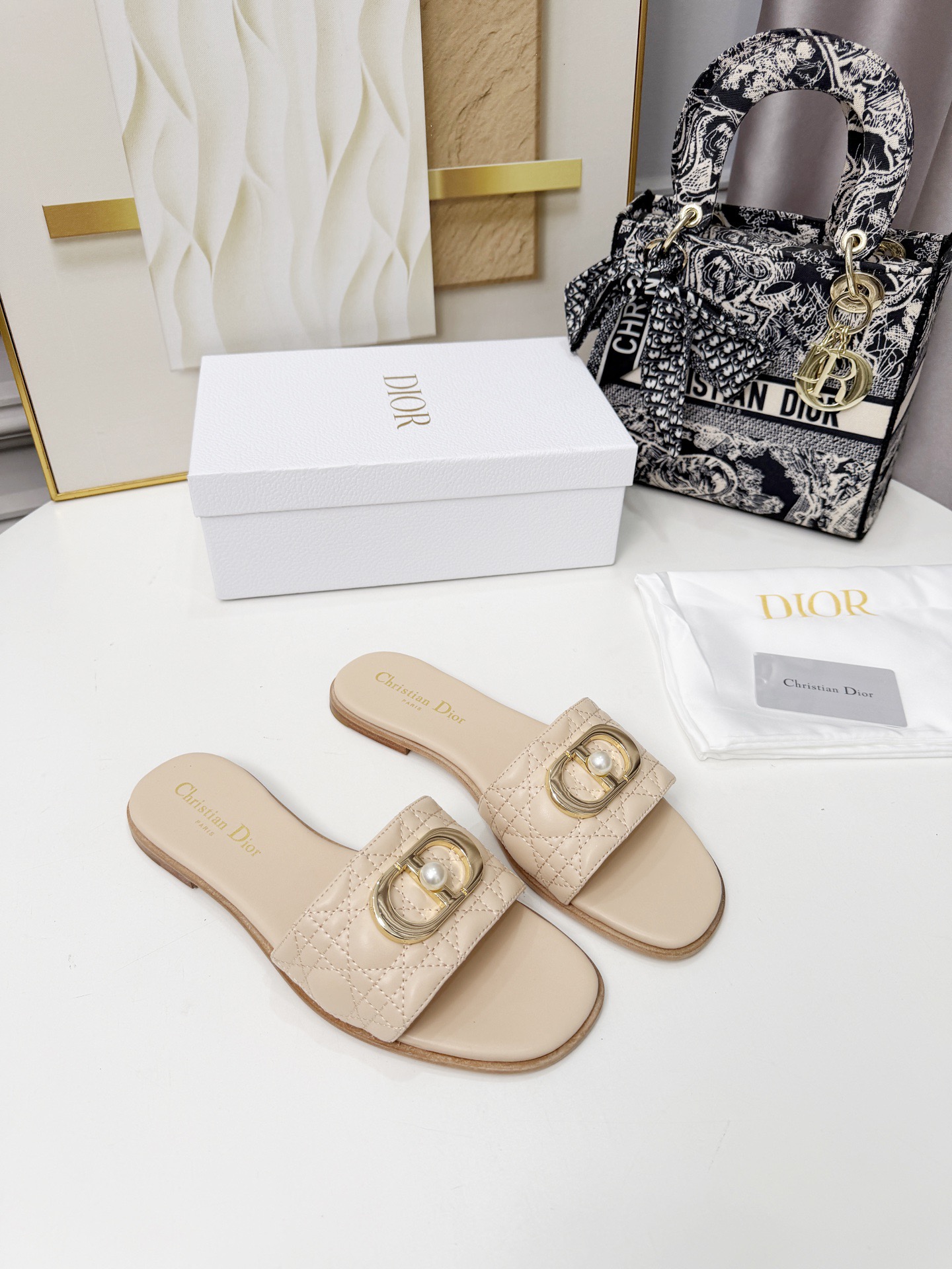 NO:679311,2026 SSS launches - Dior Dior - classic styles, single shoes, sandals, slippers, cloth shoes...Continuously updated colors, full-color spot, color-block embroidery, super layered, super easy to wear, super durable, professional manufacturer top quality, original mold development, 1:1 with the original original molded outsole, upper material is fully customized, 3D three-dimensional electric embroidery upper —————————— 1 The upper is made of sheepskin electric embroidery  2 linings imported sheepskin lining super soft 3 outsole with original Italian original color genuine leather outsole 4 original labeling feet, stock size 36M-43M., slippers, dior, dior, sandals, slippers, sheepskin, Leather soles198609092026 SSS重磅推出——dior迪奥——经典款式 单鞋 凉鞋 拖鞋 布鞋……持续更新颜色 全色现货 拼色刺绣 层次感超强 超好穿 超耐看 专业厂家顶级品质 原版模具开发 做到和原版1:1 原版开模大底 鞋面材料全原版定制 3d立体电绣鞋面  —————————— 1鞋面釆用羊皮电绣 2内里进口羊皮内里超级柔软 3大底意大利原版原色真皮大底搭配 4原贴标垫脚, 现货码数36M-43M.,拖鞋,dior,dior,sandals,slippers,sheepskin,Leather soles,Women's Shoes