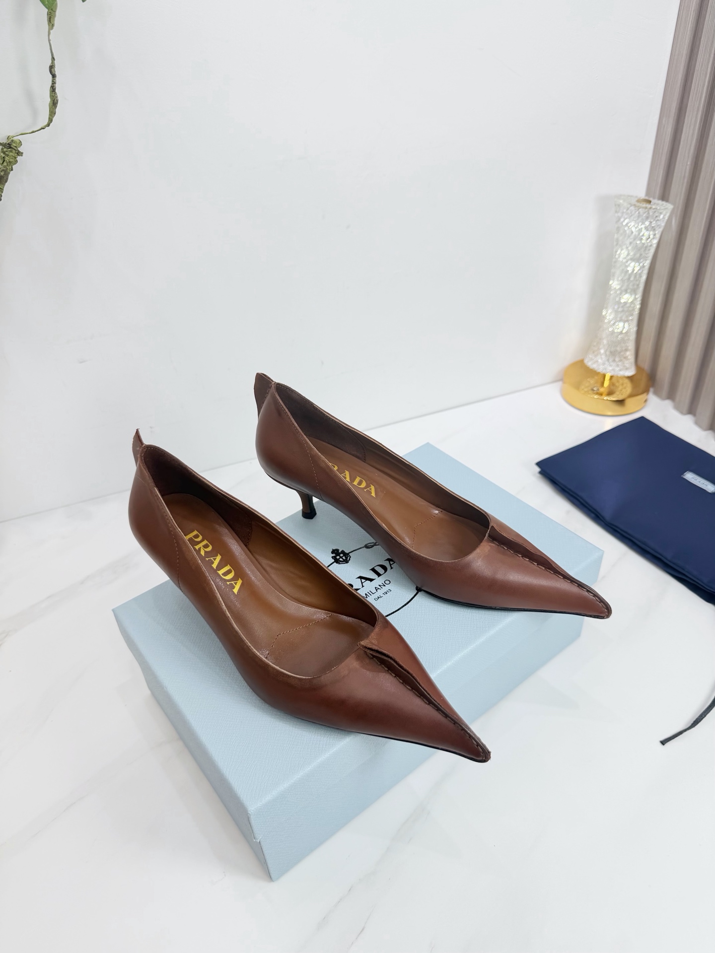 NO:681873,2026 SSS launches Prada’s latest long boots, sandals, thin heels, empty backs, and thick heels series——————————  PRADA's early spring T stage catwalk show is the same style as 'Dream Never Sleeps'. Prada can use it on important occasions. The fresh style has a bit of nobility. It is perfect to wear with this shoe. It is elegant and crystal clear, regardless of the material of various accessories.  , all are exclusively customized one to one, and must be zero distance from the original. The entire series is full of exciting and unexpected combinations of elements, different materials, textures of fabrics, and a strong artistic atmosphere, allowing you to appreciate the ever-changing style of Prada girls.  1. The upper is made of imported rubbed cowhide. 2. The lining is imported sheepskin. 3. The outsole is made of original Italian genuine leather. The heel height is 5.5 and 8.5. 4. Original labeling feet. The stock code is 35M-39M (40 41 42 is custom-made and is non-returnable and non-exchangeable)., semi-drag high heels, prada, prada, sandals, boots, high heels, cowhide, sheepskin, Leather soles198609092026 SSS重磅推出普拉达最新长短靴,凉鞋单鞋,细跟,后空,粗跟系列  —————————— PRADA早春T台走秀网红同款＂造梦不夜城＂,Prada能在重要场合上用得上了,小清新风带点贵气的感觉,上脚非常完美穿搭配上此鞋,优雅大方,晶莹剔透,无论各种配件材质,都是独家一比一定制,必做到原版零距离,整个系列都充满了令人兴奋和意外的元素结合,不同的材质,肌理的面料的表现,具有极浓的艺术气息,让你领略Prada女孩的百变风格. 1鞋面釆用进口擦色牛皮 2内里进口羊皮 3大底意大利原版原色真皮大底 跟高5.5 8.5同步 4原贴标垫脚, 现货码数35M-39M（40 41 42订做不退不换).,半拖高跟鞋,prada,prada,sandals,boots,high heels,cowhide,sheepskin,Leather soles,Women's Shoes