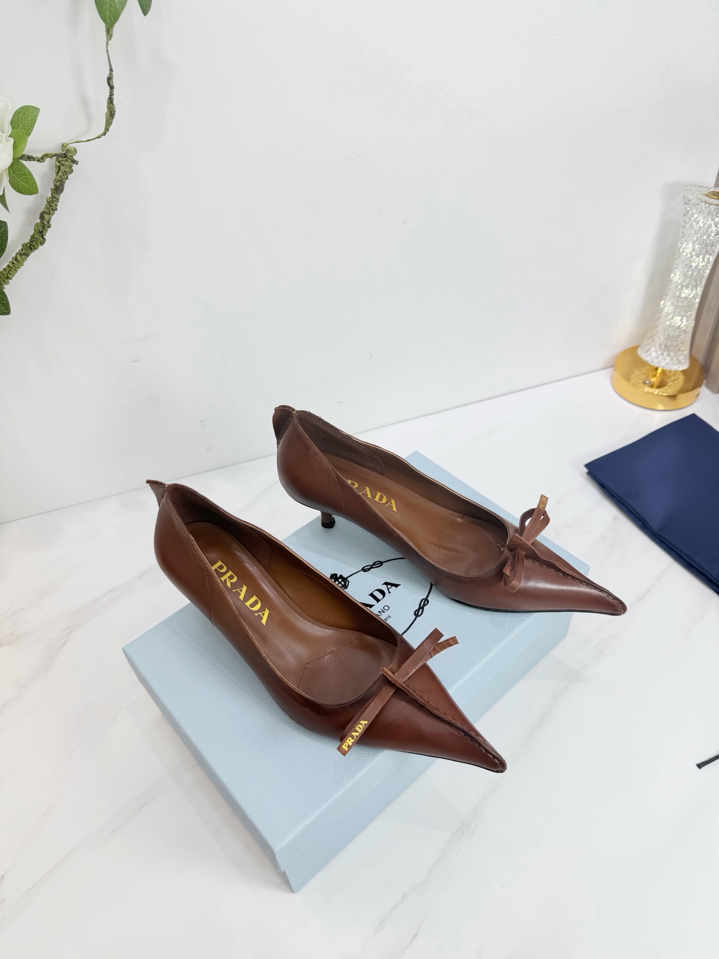 NO:682119,2026 SSS launches Prada’s latest long boots, sandals, thin heels, empty backs, and thick heels series——————————  PRADA's early spring T stage catwalk show is the same style as 'Dream Never Sleeps'. Prada can use it on important occasions. The fresh style has a bit of nobility. It is perfect to wear with this shoe. It is elegant and crystal clear, regardless of the material of various accessories.  , all are exclusively customized one to one, and must be zero distance from the original. The entire series is full of exciting and unexpected combinations of elements, different materials, textures of fabrics, and a strong artistic atmosphere, allowing you to appreciate the ever-changing style of Prada girls.  1. The upper is made of imported rubbed 198609092026 SSS重磅推出普拉达最新长短靴,凉鞋单鞋,细跟,后空,粗跟系列  —————————— PRADA早春T台走秀网红同款＂造梦不夜城＂,Prada能在重要场合上用得上了,小清新风带点贵气的感觉,上脚非常完美穿搭配上此鞋,优雅大方,晶莹剔透,无论各种配件材质,都是独家一比一定制,必做到原版零距离,整个系列都充满了令人兴奋和意外的元素结合,不同的材质,肌理的面料的表现,具有极浓的艺术气息,让你领略Prada女孩的百变风格. 1鞋面釆用进口擦色牛皮 2内里进口羊皮 3大底意大利原版原色真皮大底 跟高5.5 8.5同步 4原贴标垫脚, 现货码数35M-39M（40 41 42订做不退不换).,半拖高跟鞋,prada,prada,sandals,boots,high heels,cowhide,sheepskin,Leather soles,Women's Shoes