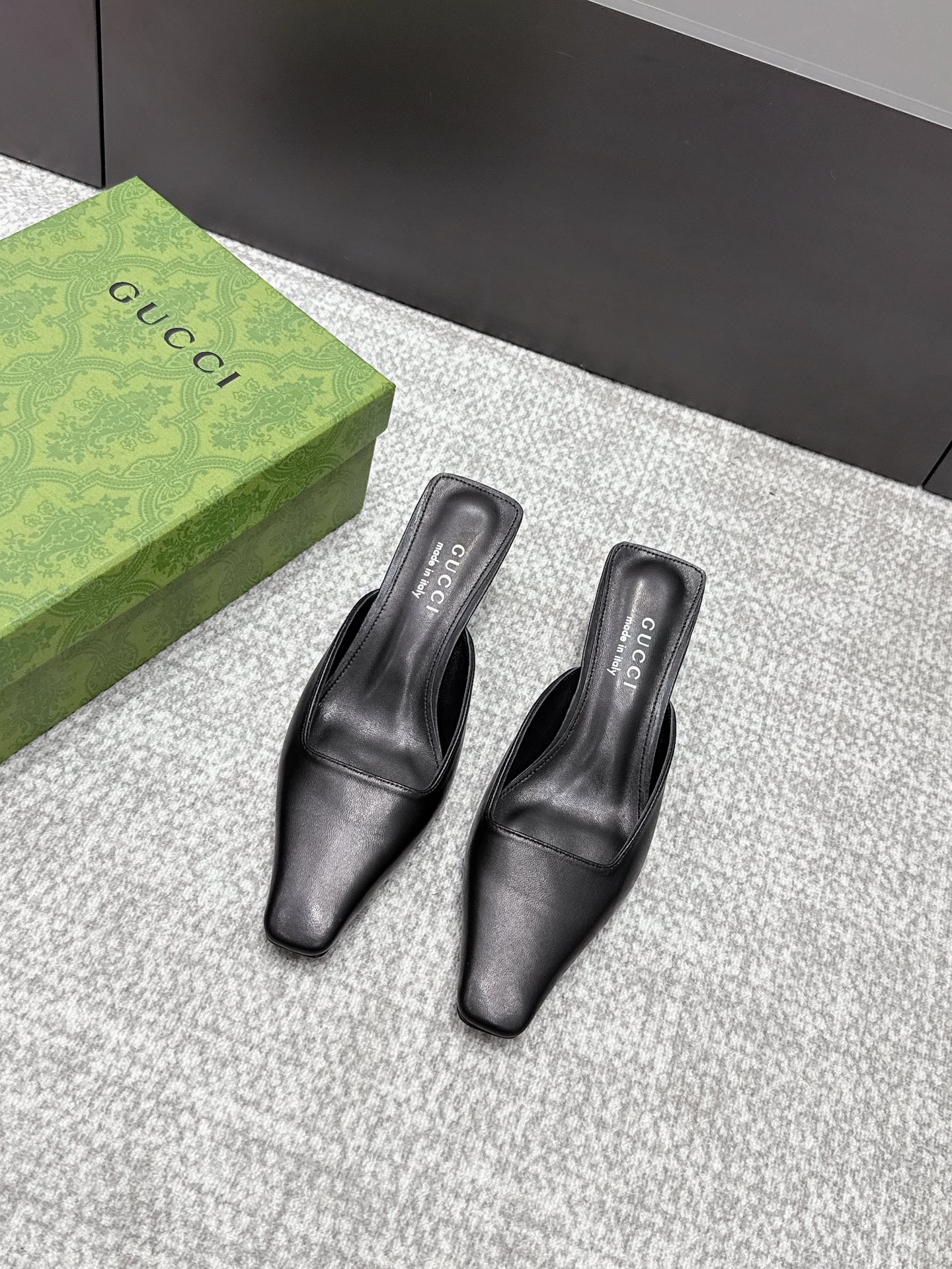 NO:789549,2026 SSS new arrival [Gucci～古*奇] Original order quality, original European style ——————————  This shoe is perfect for wearing on the upper foot. It is elegant and crystal clear. Regardless of the materials of the accessories, they are all customized one by one. You must go to get the original version. The entire series is full of exciting and unexpected combinations of elements. The texture of different materials and the expression of the texture of the skin have a strong artistic atmosphere. 1. Imported sheepskin for the upper 2. Imported high-grade soft sheepskin for the lining 3. Original Italian original color genuine leather outsole  Heel height 5.5. 4 original patch feet, original full set of packaging, spot size 35M-39M (40.41.42) custom-made, half-slip sandals, gucci, sandals, sheepskin, Leather soles198609092026 SSS新款报到【Gucci～古*奇】原单品质 原汁原味的欧式风格  —————————— 上脚非常完美穿搭上配此鞋,优雅大方,晶莹剔透,无论种各配件材质,都是家独一比一定制,必到做原版零距离,整系个列都充了满令兴人奋意和外的元结素合,不同材的质,肌的理面的料表现,具有极的浓艺术气息. 1鞋面进口羊皮 2内里进口高级柔软羊皮 3大底意大利原版原色真皮大底 跟高5.5. 4原贴垫标脚,原版全套包装,现货码数35M-39M(40.41.42)定做,半拖凉鞋,gucci,sandals,sheepskin,Leather soles,Women's Shoes