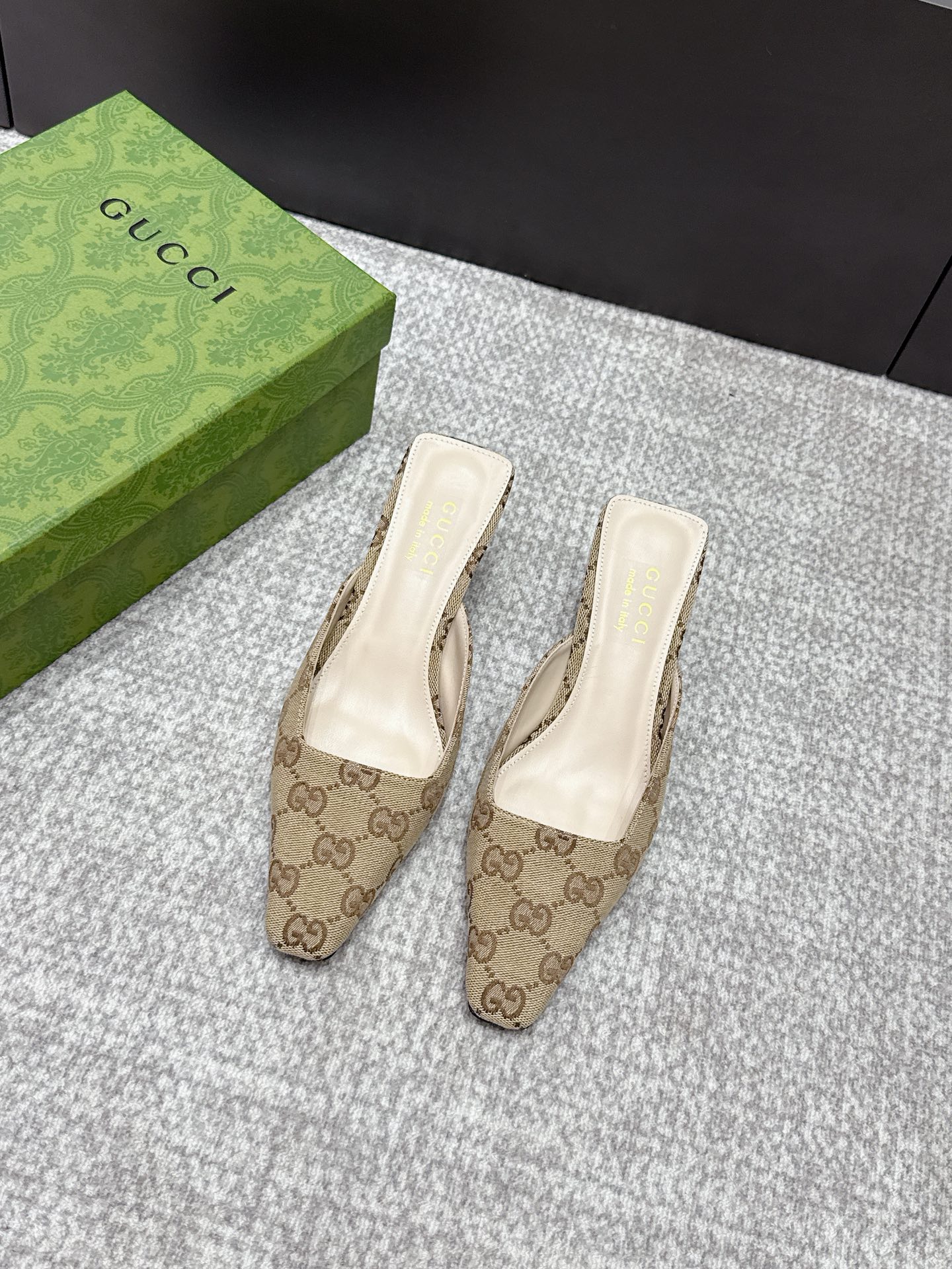 NO:789552,2026 SSS new arrival [Gucci～古*奇] Original order quality, original European style ——————————  This shoe is perfect for wearing on the upper foot. It is elegant and crystal clear. Regardless of the materials of the accessories, they are all customized one by one. You must go to get the original version. The entire series is full of exciting and unexpected elements. The texture of different materials and the texture of the skin have a strong artistic atmosphere. 1. Imported brand cloth for the upper 2. Imported high-grade soft sheepskin for the lining 3. Original Italian original color genuine leather outsole  Heel height 5.5. 4 original patch feet, original full set of packaging, spot size 35M-39M (40.41.42) custom-made, half-slip sandals, gucci, sandals, sheepskin, Leather soles198609092026 SSS新款报到【Gucci～古*奇】原单品质 原汁原味的欧式风格  —————————— 上脚非常完美穿搭上配此鞋,优雅大方,晶莹剔透,无论种各配件材质,都是家独一比一定制,必到做原版零距离,整系个列都充了满令兴人奋意和外的元结素合,不同材的质,肌的理面的料表现,具有极的浓艺术气息. 1鞋面进口品牌布 2内里进口高级柔软羊皮 3大底意大利原版原色真皮大底 跟高5.5. 4原贴垫标脚,原版全套包装,现货码数35M-39M(40.41.42)定做,半拖凉鞋,gucci,sandals,sheepskin,Leather soles,Women's Shoes