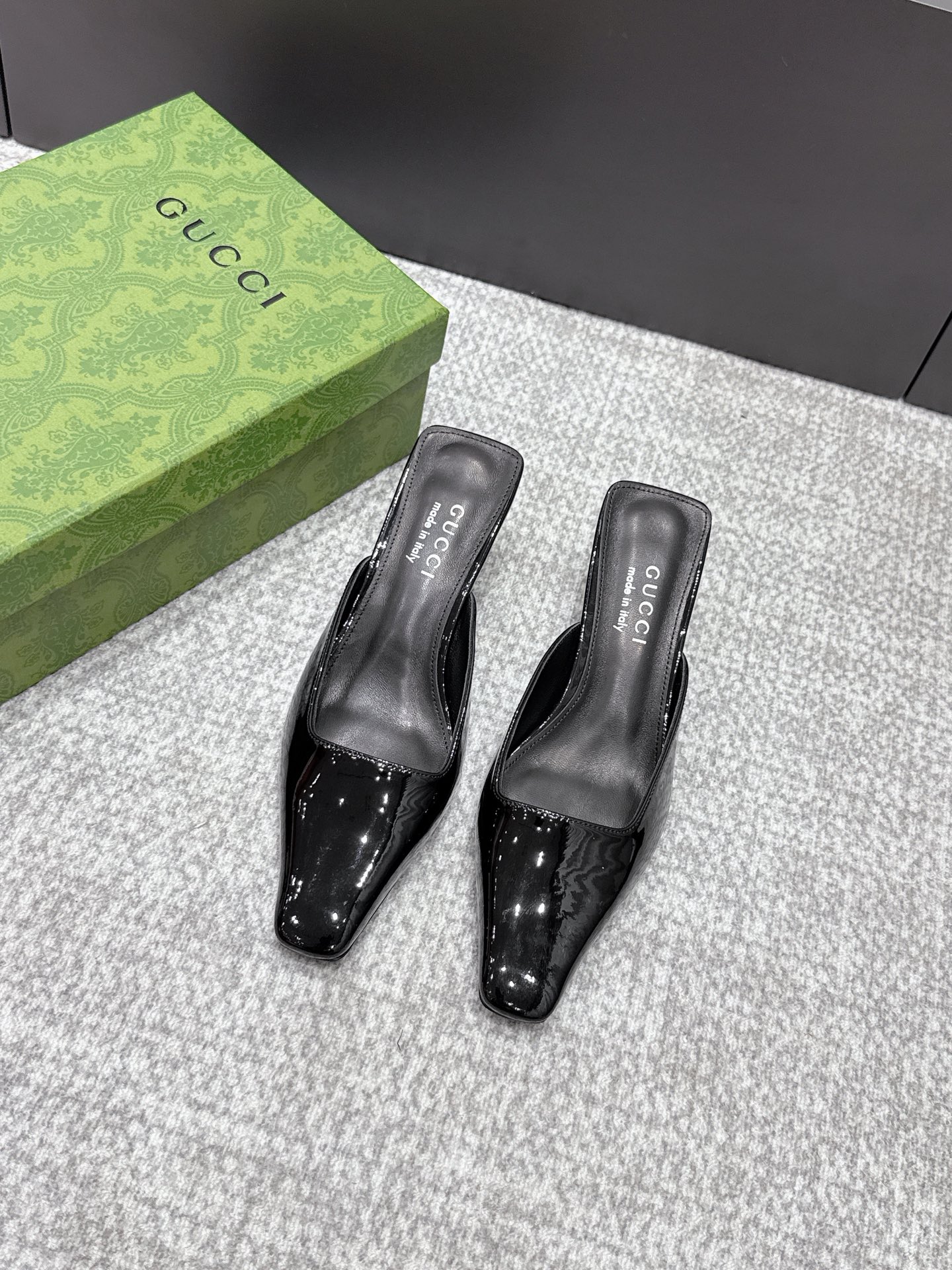 NO:789574,2026 SSS new arrival [Gucci～古*奇] Original order quality, original European style ——————————  This shoe is a perfect match for the upper foot. It is elegant and crystal clear. Regardless of the materials of the accessories, they are all customized one by one. You must go to get the original version. The entire series is full of exciting and unexpected combinations of elements. The texture of different materials and the expression of texture and texture have a strong artistic atmosphere. 1. Imported patent leather for the upper. 2. Imported high-grade soft sheepskin for the lining. 3. Original Italian original color leather outsole.  Heel height 5.5. 4 original patch feet, original full set of packaging, spot size 35M-39M (40.41.42) custom-made, half-slip sandals, gucci, sandals, sheepskin, Leather soles198609092026 SSS新款报到【Gucci～古*奇】原单品质 原汁原味的欧式风格  —————————— 上脚非常完美穿搭上配此鞋,优雅大方,晶莹剔透,无论种各配件材质,都是家独一比一定制,必到做原版零距离,整系个列都充了满令兴人奋意和外的元结素合,不同材的质,肌的理面的料表现,具有极的浓艺术气息. 1鞋面进口漆皮 2内里进口高级柔软羊皮 3大底意大利原版原色真皮大底 跟高5.5. 4原贴垫标脚,原版全套包装,现货码数35M-39M(40.41.42)定做,半拖凉鞋,gucci,sandals,sheepskin,Leather soles,Women's Shoes