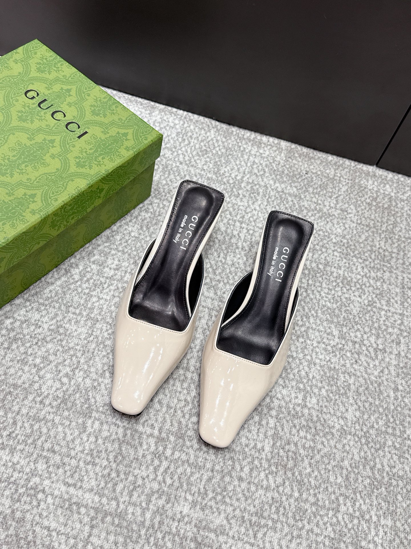 NO:789575,2026 SSS new arrival [Gucci～古*奇] Original order quality, original European style ——————————  This shoe is a perfect match for the upper foot. It is elegant and crystal clear. Regardless of the materials of the accessories, they are all customized one by one. You must go to get the original version. The entire series is full of exciting and unexpected elements. The texture of different materials and the texture of the skin have a strong artistic atmosphere. 1. Imported open edge beads on the upper. 2. Imported high-grade soft sheepskin on the lining. 3. Outsole of Italian original original color leather.  Heel height 5.5. 4 original patch feet, original full set of packaging, spot size 35M-39M (40.41.42) custom-made, half-slip sandals, gucci, sandals, sheepskin, Leather soles198609092026 SSS新款报到【Gucci～古*奇】原单品质 原汁原味的欧式风格  —————————— 上脚非常完美穿搭上配此鞋,优雅大方,晶莹剔透,无论种各配件材质,都是家独一比一定制,必到做原版零距离,整系个列都充了满令兴人奋意和外的元结素合,不同材的质,肌的理面的料表现,具有极的浓艺术气息. 1鞋面进口开边珠 2内里进口高级柔软羊皮 3大底意大利原版原色真皮大底 跟高5.5. 4原贴垫标脚,原版全套包装,现货码数35M-39M(40.41.42)定做,半拖凉鞋,gucci,sandals,sheepskin,Leather soles,Women's Shoes