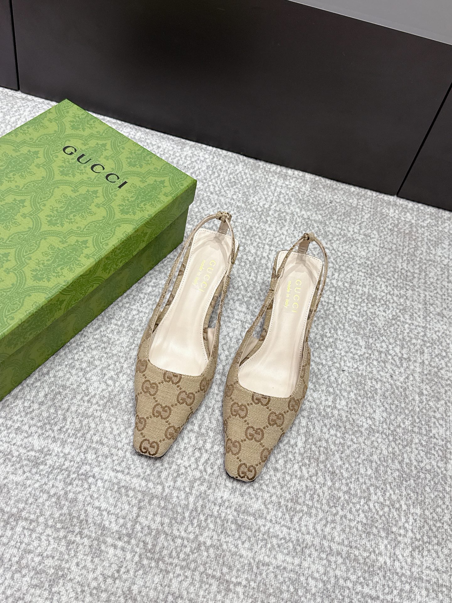 NO:789576,2026 SSS new arrival [Gucci～古*奇] Original order quality, original European style ——————————  This shoe is perfect for wearing on the upper foot. It is elegant and crystal clear. Regardless of the materials of the accessories, they are all customized one by one. You must go to get the original version. The entire series is full of exciting and unexpected elements. The texture of different materials and the texture of the skin have a strong artistic atmosphere. 1. Imported brand cloth for the upper 2. Imported high-grade soft sheepskin for the lining 3. Original Italian original color genuine leather outsole  Heel height 5.5. 4 original patch feet, original full set of packaging, spot size 35M-39M (40.41.42) custom-made, half-slip sandals, gucci, sandals, sheepskin, Leather soles198609092026 SSS新款报到【Gucci～古*奇】原单品质 原汁原味的欧式风格  —————————— 上脚非常完美穿搭上配此鞋,优雅大方,晶莹剔透,无论种各配件材质,都是家独一比一定制,必到做原版零距离,整系个列都充了满令兴人奋意和外的元结素合,不同材的质,肌的理面的料表现,具有极的浓艺术气息. 1鞋面进口品牌布 2内里进口高级柔软羊皮 3大底意大利原版原色真皮大底 跟高5.5. 4原贴垫标脚,原版全套包装,现货码数35M-39M(40.41.42)定做,半拖凉鞋,gucci,sandals,sheepskin,Leather soles,Women's Shoes