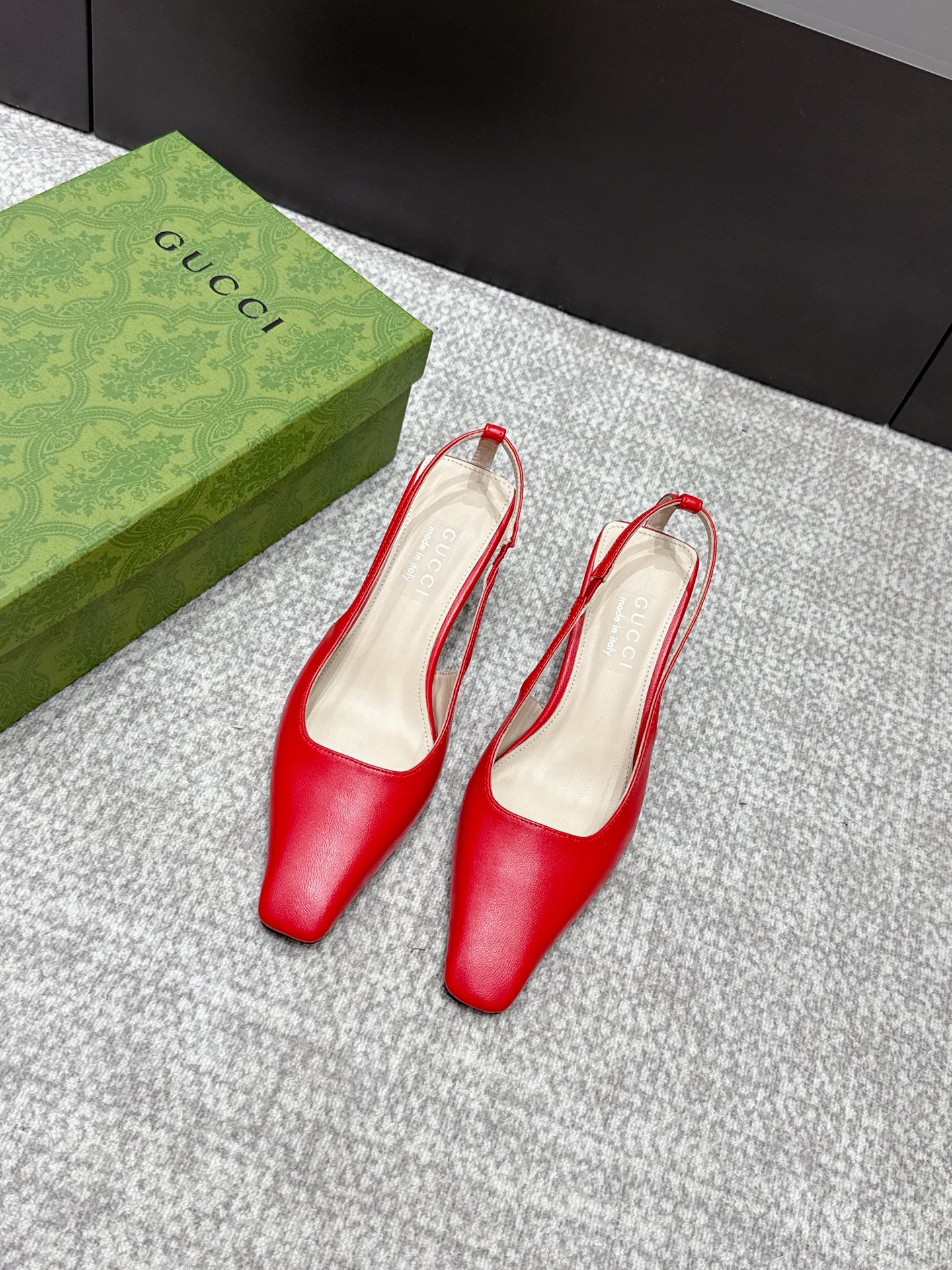 NO:789577,2026 SSS new arrival [Gucci～古*奇] Original order quality, original European style ——————————  This shoe is perfect for wearing on the upper foot. It is elegant and crystal clear. Regardless of the materials of the accessories, they are all customized one by one. You must go to get the original version. The entire series is full of exciting and unexpected combinations of elements. The texture of different materials and the expression of the texture of the skin have a strong artistic atmosphere. 1. Imported sheepskin for the upper 2. Imported high-grade soft sheepskin for the lining 3. Original Italian original color genuine leather outsole  Heel height 5.5. 4 original patch feet, original full set of packaging, spot size 35M-39M (40.41.42) custom-made, half-slip sandals, gucci, sandals, sheepskin, Leather soles198609092026 SSS新款报到【Gucci～古*奇】原单品质 原汁原味的欧式风格  —————————— 上脚非常完美穿搭上配此鞋,优雅大方,晶莹剔透,无论种各配件材质,都是家独一比一定制,必到做原版零距离,整系个列都充了满令兴人奋意和外的元结素合,不同材的质,肌的理面的料表现,具有极的浓艺术气息. 1鞋面进口羊皮 2内里进口高级柔软羊皮 3大底意大利原版原色真皮大底 跟高5.5. 4原贴垫标脚,原版全套包装,现货码数35M-39M(40.41.42)定做,半拖凉鞋,gucci,sandals,sheepskin,Leather soles,Women's Shoes