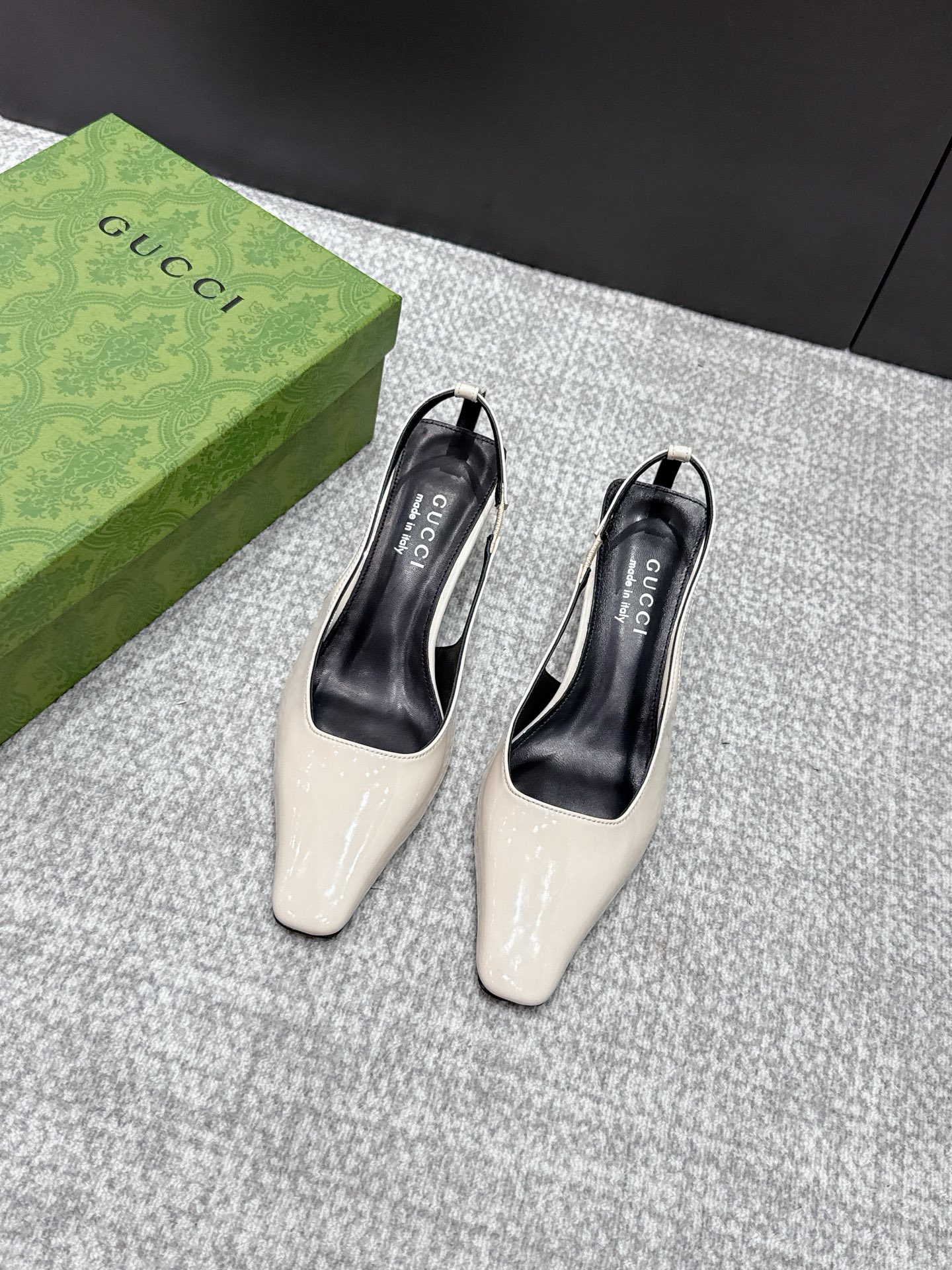 NO:789543,2026 SSS new arrival [Gucci～古*奇] Original order quality, original European style ——————————  This shoe is a perfect match for the upper foot. It is elegant and crystal clear. Regardless of the materials of the accessories, they are all customized one by one. You must go to get the original version. The entire series is full of exciting and unexpected elements. The texture of different materials and the texture of the skin have a strong artistic atmosphere. 1. Imported open edge beads on the upper. 2. Imported high-grade soft sheepskin on the lining. 3. Outsole of Italian original original color leather.  Heel height 5.5. 4 original patch feet, original full set of packaging, spot size 35M-39M (40.41.42) custom-made, half-slip sandals, gucci, sandals, sheepskin, Leather soles198609092026 SSS新款报到【Gucci～古*奇】原单品质 原汁原味的欧式风格  —————————— 上脚非常完美穿搭上配此鞋,优雅大方,晶莹剔透,无论种各配件材质,都是家独一比一定制,必到做原版零距离,整系个列都充了满令兴人奋意和外的元结素合,不同材的质,肌的理面的料表现,具有极的浓艺术气息. 1鞋面进口开边珠 2内里进口高级柔软羊皮 3大底意大利原版原色真皮大底 跟高5.5. 4原贴垫标脚,原版全套包装,现货码数35M-39M(40.41.42)定做,半拖凉鞋,gucci,sandals,sheepskin,Leather soles,Women's Shoes