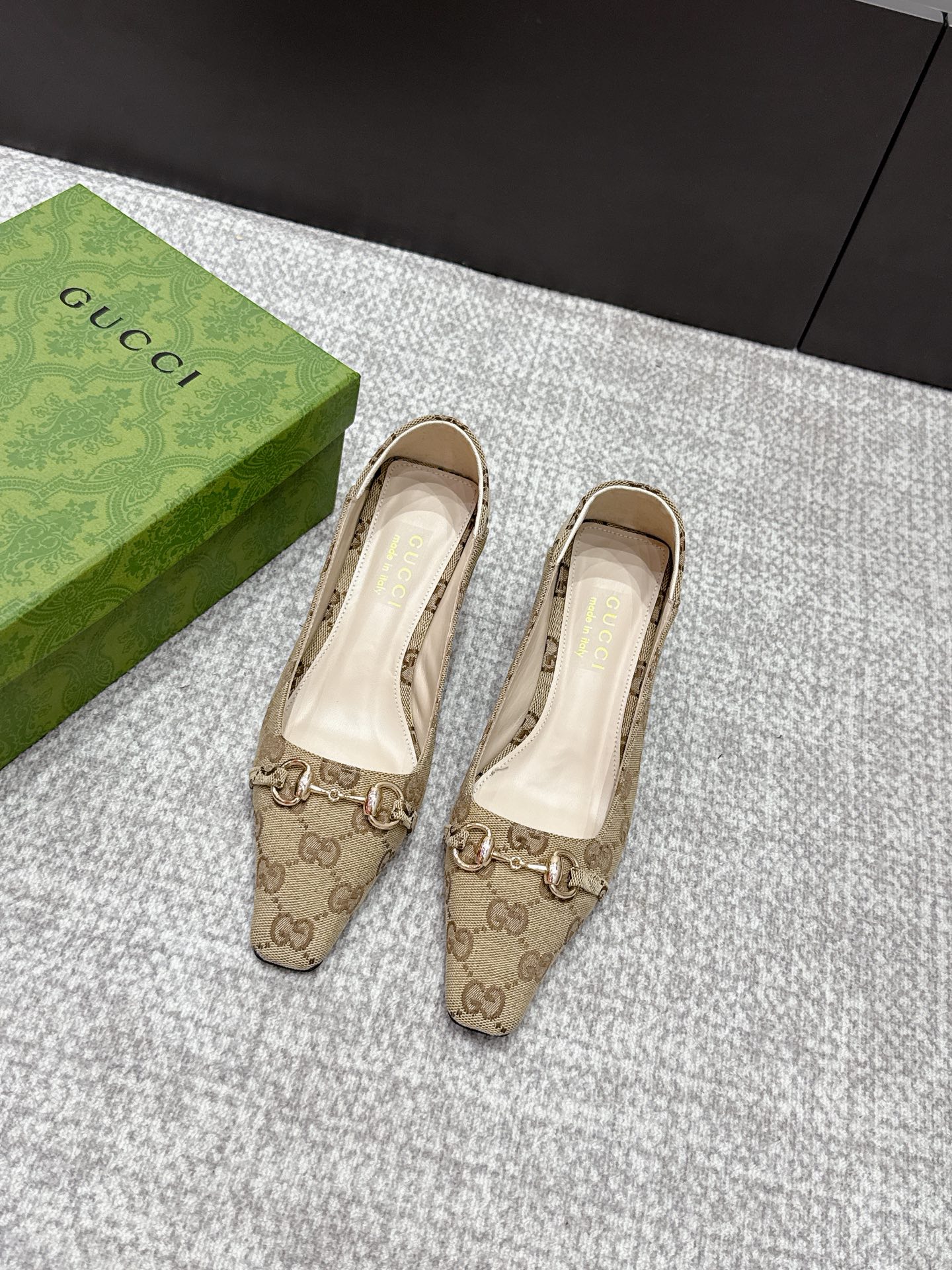 NO:789545,2026 SSS new arrival [Gucci～古*奇] Original order quality, original European style ——————————  This shoe is perfect for wearing on the upper foot. It is elegant and crystal clear. Regardless of the materials of the accessories, they are all customized one by one. You must go to get the original version. The entire series is full of exciting and unexpected elements. The texture of different materials and the texture of the skin have a strong artistic atmosphere. 1. Imported brand cloth for the upper 2. Imported high-grade soft sheepskin for the lining 3. Original Italian original color genuine leather outsole  Heel height 5.5. 4 original patch feet, original full set of packaging, spot size 35M-39M (40.41.42) custom-made, half-slip sandals, gucci, sandals, sheepskin, Leather soles198609092026 SSS新款报到【Gucci～古*奇】原单品质 原汁原味的欧式风格  —————————— 上脚非常完美穿搭上配此鞋,优雅大方,晶莹剔透,无论种各配件材质,都是家独一比一定制,必到做原版零距离,整系个列都充了满令兴人奋意和外的元结素合,不同材的质,肌的理面的料表现,具有极的浓艺术气息. 1鞋面进口品牌布 2内里进口高级柔软羊皮 3大底意大利原版原色真皮大底 跟高5.5. 4原贴垫标脚,原版全套包装,现货码数35M-39M(40.41.42)定做,半拖凉鞋,gucci,sandals,sheepskin,Leather soles,Women's Shoes