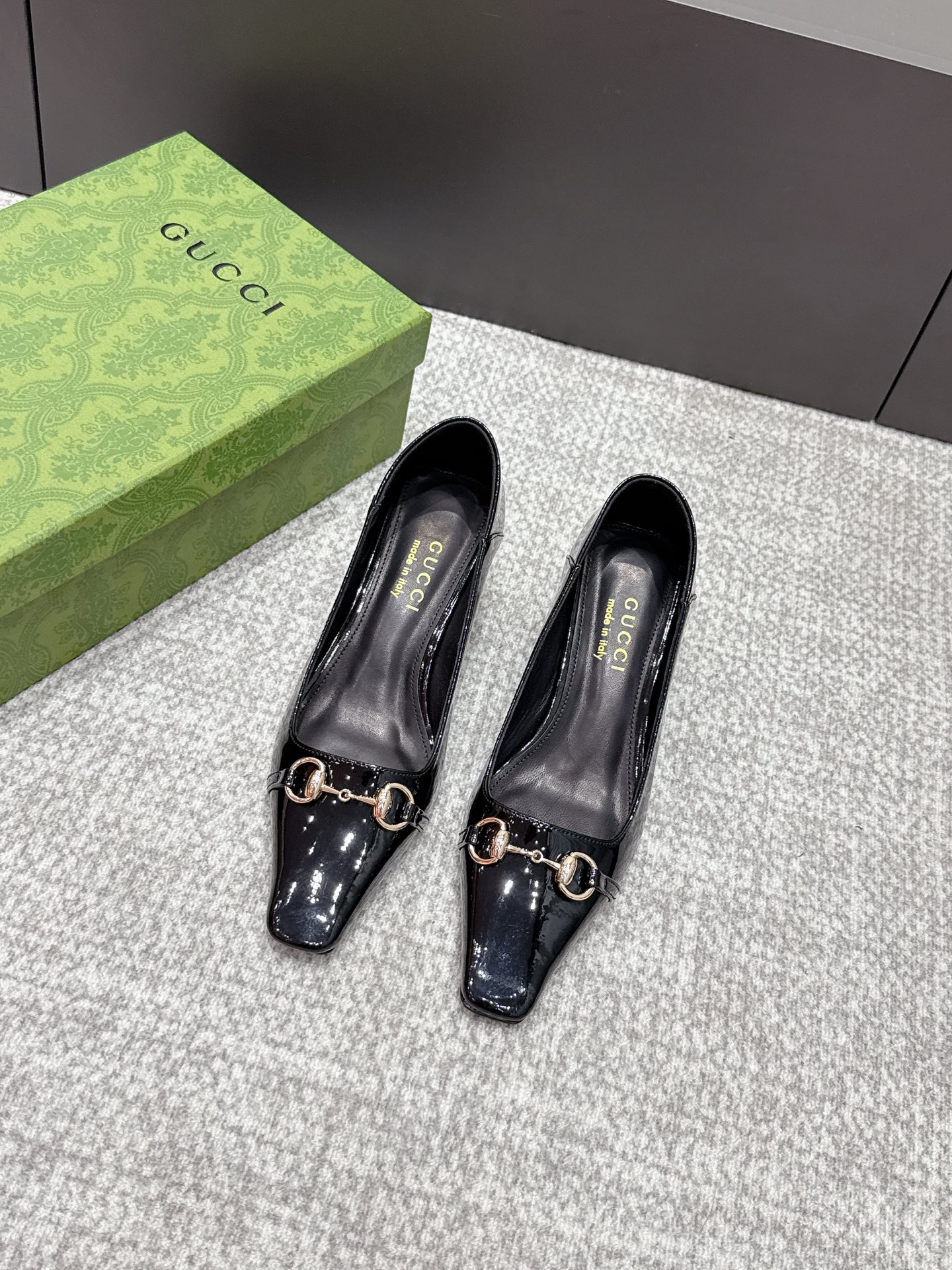 NO:789547,2026 SSS new arrival [Gucci～古*奇] Original order quality, original European style ——————————  This shoe is a perfect match for the upper foot. It is elegant and crystal clear. Regardless of the materials of the accessories, they are all customized one by one. You must go to get the original version. The entire series is full of exciting and unexpected combinations of elements. The texture of different materials and the expression of texture and texture have a strong artistic atmosphere. 1. Imported patent leather for the upper. 2. Imported high-grade soft sheepskin for the lining. 3. Original Italian original color leather outsole.  Heel height 5.5. 4 original patch feet, original full set of packaging, spot size 35M-39M (40.41.42) custom-made, half-slip sandals, gucci, sandals, sheepskin, Leather soles198609092026 SSS新款报到【Gucci～古*奇】原单品质 原汁原味的欧式风格  —————————— 上脚非常完美穿搭上配此鞋,优雅大方,晶莹剔透,无论种各配件材质,都是家独一比一定制,必到做原版零距离,整系个列都充了满令兴人奋意和外的元结素合,不同材的质,肌的理面的料表现,具有极的浓艺术气息. 1鞋面进口漆皮 2内里进口高级柔软羊皮 3大底意大利原版原色真皮大底 跟高5.5. 4原贴垫标脚,原版全套包装,现货码数35M-39M(40.41.42)定做,半拖凉鞋,gucci,sandals,sheepskin,Leather soles,Women's Shoes