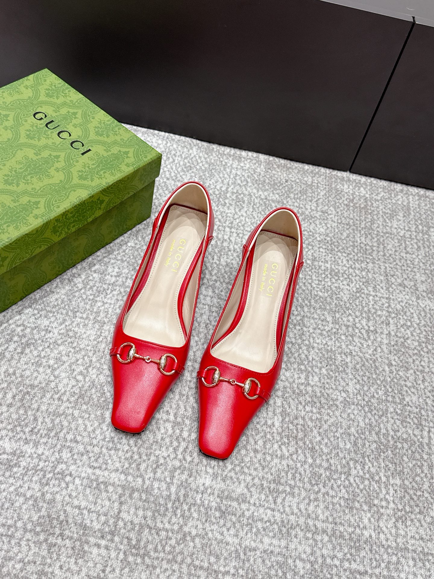 NO:789550,2026 SSS new arrival [Gucci～古*奇] Original order quality, original European style ——————————  This shoe is perfect for wearing on the upper foot. It is elegant and crystal clear. Regardless of the materials of the accessories, they are all customized one by one. You must go to get the original version. The entire series is full of exciting and unexpected combinations of elements. The texture of different materials and the expression of the texture of the skin have a strong artistic atmosphere. 1. Imported sheepskin for the upper 2. Imported high-grade soft sheepskin for the lining 3. Original Italian original color genuine leather outsole  Heel height 5.5. 4 original patch feet, original full set of packaging, spot size 35M-39M (40.41.42) custom-made, half-slip sandals, gucci, sandals, sheepskin, Leather soles198609092026 SSS新款报到【Gucci～古*奇】原单品质 原汁原味的欧式风格  —————————— 上脚非常完美穿搭上配此鞋,优雅大方,晶莹剔透,无论种各配件材质,都是家独一比一定制,必到做原版零距离,整系个列都充了满令兴人奋意和外的元结素合,不同材的质,肌的理面的料表现,具有极的浓艺术气息. 1鞋面进口羊皮 2内里进口高级柔软羊皮 3大底意大利原版原色真皮大底 跟高5.5. 4原贴垫标脚,原版全套包装,现货码数35M-39M(40.41.42)定做,半拖凉鞋,gucci,sandals,sheepskin,Leather soles,Women's Shoes