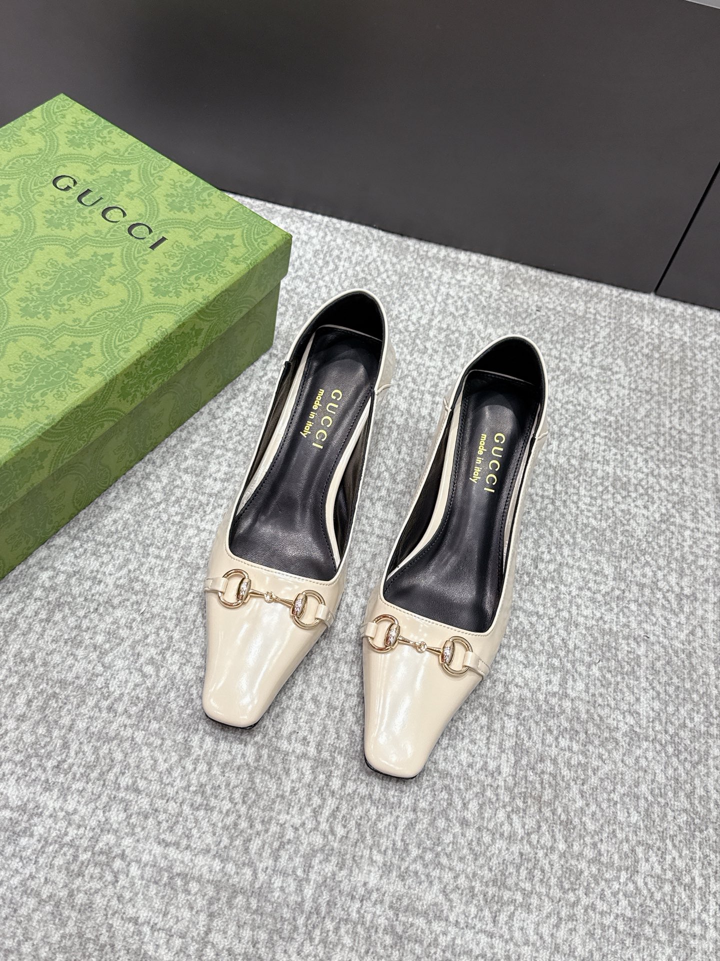 NO:789553,2026 SSS new arrival [Gucci～古*奇] Original order quality, original European style ——————————  This shoe is a perfect match for the upper foot. It is elegant and crystal clear. Regardless of the materials of the accessories, they are all customized one by one. You must go to get the original version. The entire series is full of exciting and unexpected elements. The texture of different materials and the texture of the skin have a strong artistic atmosphere. 1. Imported open edge beads on the upper. 2. Imported high-grade soft sheepskin on the lining. 3. Outsole of Italian original original color leather.  Heel height 5.5. 4 original patch feet, original full set of packaging, spot size 35M-39M (40.41.42) custom-made, half-slip sandals, gucci, sandals, sheepskin, Leather soles198609092026 SSS新款报到【Gucci～古*奇】原单品质 原汁原味的欧式风格  —————————— 上脚非常完美穿搭上配此鞋,优雅大方,晶莹剔透,无论种各配件材质,都是家独一比一定制,必到做原版零距离,整系个列都充了满令兴人奋意和外的元结素合,不同材的质,肌的理面的料表现,具有极的浓艺术气息. 1鞋面进口开边珠 2内里进口高级柔软羊皮 3大底意大利原版原色真皮大底 跟高5.5. 4原贴垫标脚,原版全套包装,现货码数35M-39M(40.41.42)定做,半拖凉鞋,gucci,sandals,sheepskin,Leather soles,Women's Shoes