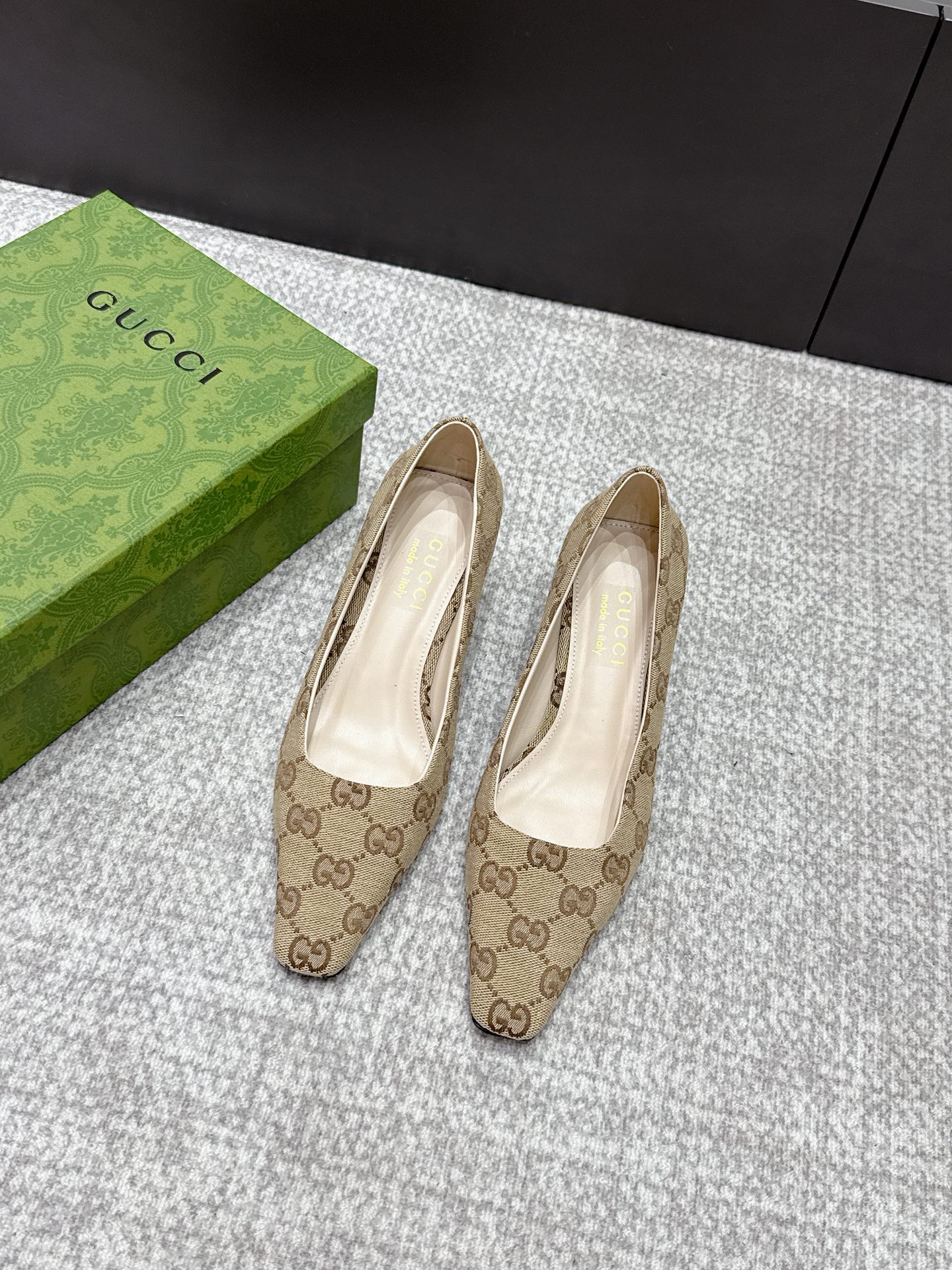 NO:789555,2026 SSS new arrival [Gucci～古*奇] Original order quality, original European style ——————————  This shoe is perfect for wearing on the upper foot. It is elegant and crystal clear. Regardless of the materials of the accessories, they are all customized one by one. You must go to get the original version. The entire series is full of exciting and unexpected elements. The texture of different materials and the texture of the skin have a strong artistic atmosphere. 1. Imported brand cloth for the upper 2. Imported high-grade soft sheepskin for the lining 3. Original Italian original color genuine leather outsole  Heel height 5.5. 4 original patch feet, original full set of packaging, spot size 35M-39M (40.41.42) custom-made, half-slip sandals, gucci, sandals, sheepskin, Leather soles198609092026 SSS新款报到【Gucci～古*奇】原单品质 原汁原味的欧式风格  —————————— 上脚非常完美穿搭上配此鞋,优雅大方,晶莹剔透,无论种各配件材质,都是家独一比一定制,必到做原版零距离,整系个列都充了满令兴人奋意和外的元结素合,不同材的质,肌的理面的料表现,具有极的浓艺术气息. 1鞋面进口品牌布 2内里进口高级柔软羊皮 3大底意大利原版原色真皮大底 跟高5.5. 4原贴垫标脚,原版全套包装,现货码数35M-39M(40.41.42)定做,半拖凉鞋,gucci,sandals,sheepskin,Leather soles,Women's Shoes