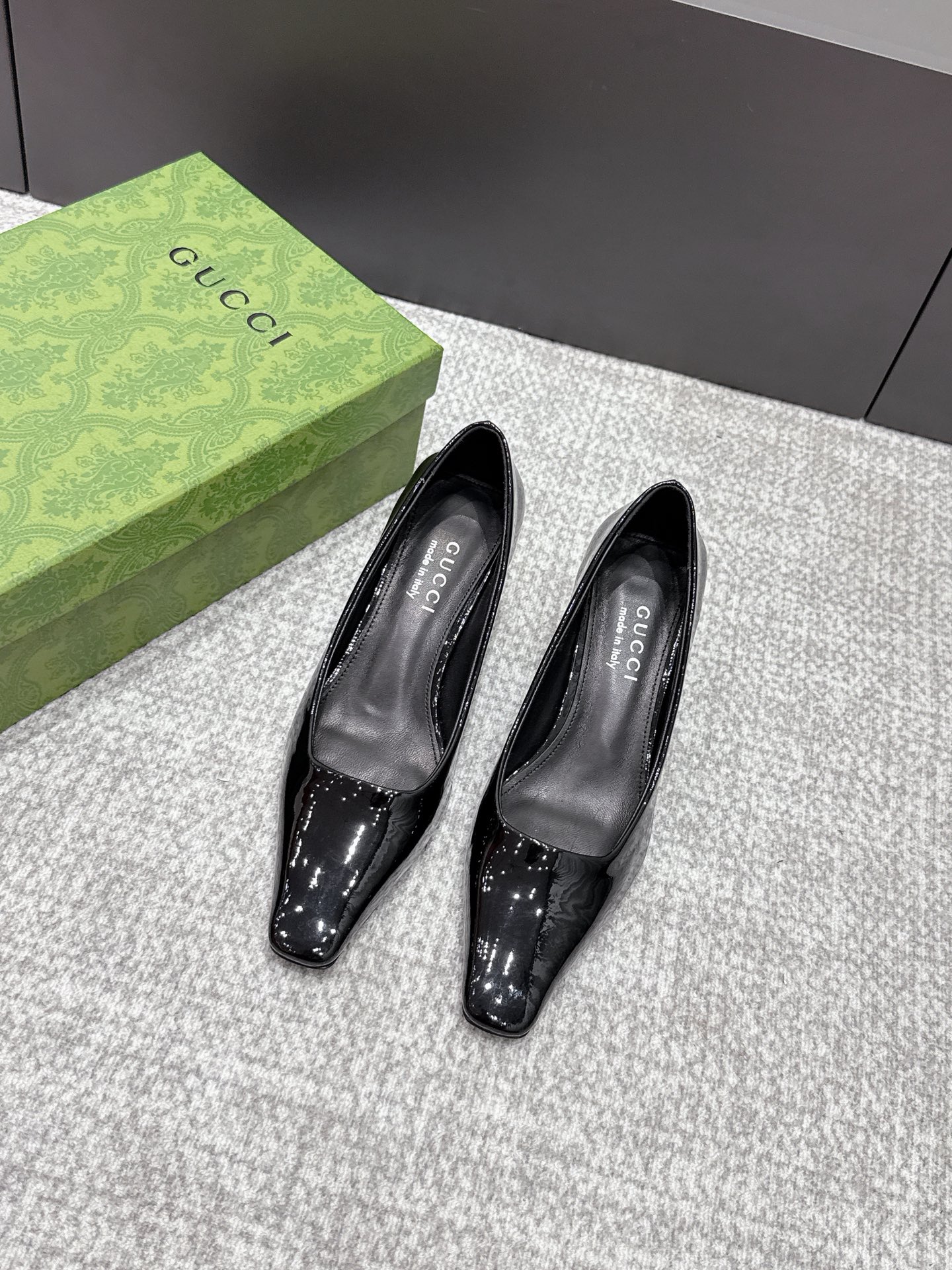 NO:789557,2026 SSS new arrival [Gucci～古*奇] Original order quality, original European style ——————————  This shoe is a perfect match for the upper foot. It is elegant and crystal clear. Regardless of the materials of the accessories, they are all customized one by one. You must go to get the original version. The entire series is full of exciting and unexpected combinations of elements. The texture of different materials and the expression of texture and texture have a strong artistic atmosphere. 1. Imported patent leather for the upper. 2. Imported high-grade soft sheepskin for the lining. 3. Original Italian original color leather outsole.  Heel height 5.5. 4 original patch feet, original full set of packaging, spot size 35M-39M (40.41.42) custom-made, half-slip sandals, gucci, sandals, sheepskin, Leather soles198609092026 SSS新款报到【Gucci～古*奇】原单品质 原汁原味的欧式风格  —————————— 上脚非常完美穿搭上配此鞋,优雅大方,晶莹剔透,无论种各配件材质,都是家独一比一定制,必到做原版零距离,整系个列都充了满令兴人奋意和外的元结素合,不同材的质,肌的理面的料表现,具有极的浓艺术气息. 1鞋面进口漆皮 2内里进口高级柔软羊皮 3大底意大利原版原色真皮大底 跟高5.5. 4原贴垫标脚,原版全套包装,现货码数35M-39M(40.41.42)定做,半拖凉鞋,gucci,sandals,sheepskin,Leather soles,Women's Shoes