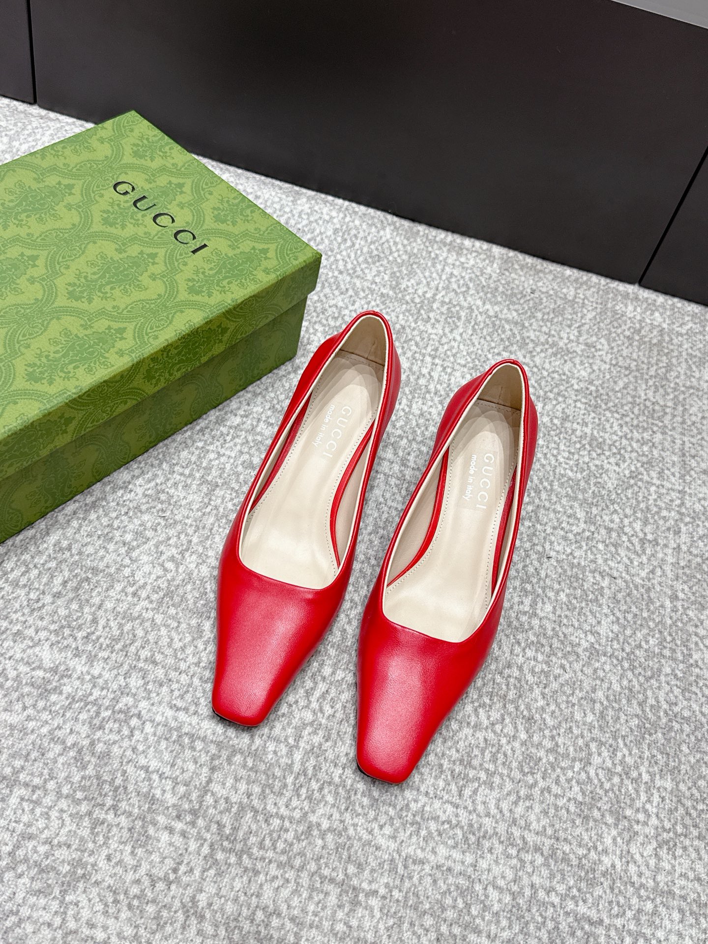 NO:789558,2026 SSS new arrival [Gucci～古*奇] Original order quality, original European style ——————————  This shoe is perfect for wearing on the upper foot. It is elegant and crystal clear. Regardless of the materials of the accessories, they are all customized one by one. You must go to get the original version. The entire series is full of exciting and unexpected combinations of elements. The texture of different materials and the expression of the texture of the skin have a strong artistic atmosphere. 1. Imported sheepskin for the upper 2. Imported high-grade soft sheepskin for the lining 3. Original Italian original color genuine leather outsole  Heel height 5.5. 4 original patch feet, original full set of packaging, spot size 35M-39M (40.41.42) custom-made, half-slip sandals, gucci, sandals, sheepskin, Leather soles198609092026 SSS新款报到【Gucci～古*奇】原单品质 原汁原味的欧式风格  —————————— 上脚非常完美穿搭上配此鞋,优雅大方,晶莹剔透,无论种各配件材质,都是家独一比一定制,必到做原版零距离,整系个列都充了满令兴人奋意和外的元结素合,不同材的质,肌的理面的料表现,具有极的浓艺术气息. 1鞋面进口羊皮 2内里进口高级柔软羊皮 3大底意大利原版原色真皮大底 跟高5.5. 4原贴垫标脚,原版全套包装,现货码数35M-39M(40.41.42)定做,半拖凉鞋,gucci,sandals,sheepskin,Leather soles,Women's Shoes