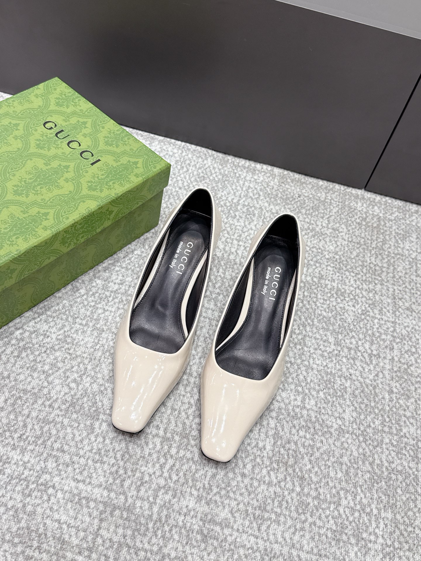 NO:789560,2026 SSS new arrival [Gucci～古*奇] Original order quality, original European style ——————————  This shoe is a perfect match for the upper foot. It is elegant and crystal clear. Regardless of the materials of the accessories, they are all customized one by one. You must go to get the original version. The entire series is full of exciting and unexpected elements. The texture of different materials and the texture of the skin have a strong artistic atmosphere. 1. Imported open edge beads on the upper. 2. Imported high-grade soft sheepskin on the lining. 3. Outsole of Italian original original color leather.  Heel height 5.5. 4 original patch feet, original full set of packaging, spot size 35M-39M (40.41.42) custom-made, half-slip sandals, gucci, sandals, sheepskin, Leather soles198609092026 SSS新款报到【Gucci～古*奇】原单品质 原汁原味的欧式风格  —————————— 上脚非常完美穿搭上配此鞋,优雅大方,晶莹剔透,无论种各配件材质,都是家独一比一定制,必到做原版零距离,整系个列都充了满令兴人奋意和外的元结素合,不同材的质,肌的理面的料表现,具有极的浓艺术气息. 1鞋面进口开边珠 2内里进口高级柔软羊皮 3大底意大利原版原色真皮大底 跟高5.5. 4原贴垫标脚,原版全套包装,现货码数35M-39M(40.41.42)定做,半拖凉鞋,gucci,sandals,sheepskin,Leather soles,Women's Shoes