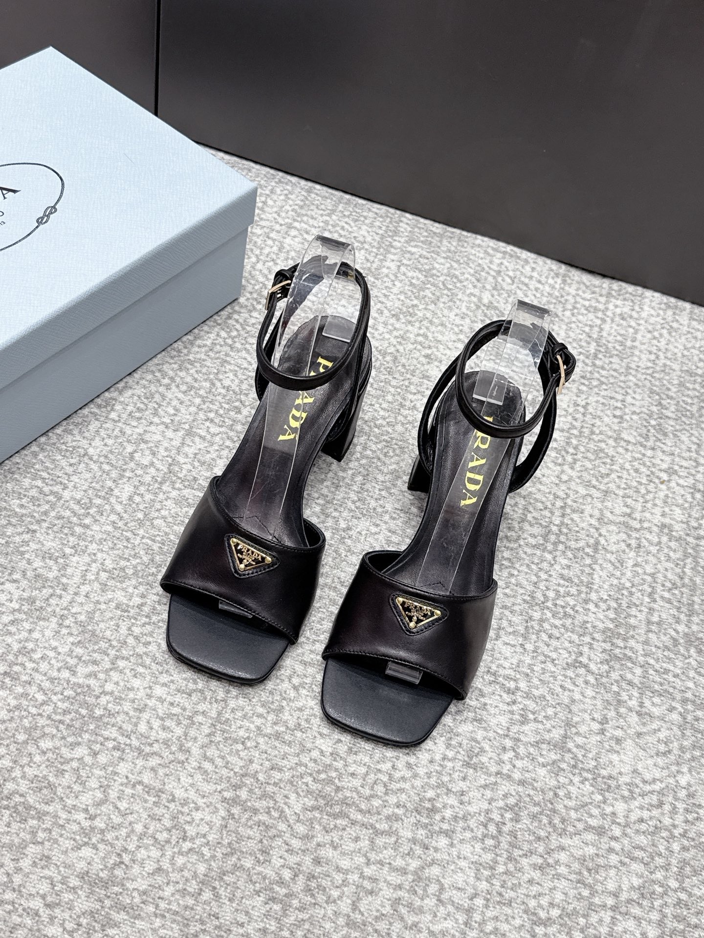 NO:725074,2026 SSS launches Prada’s latest long boots, sandals, thin heels, empty backs, and thick heels series——————————  PRADA's early spring T stage catwalk show is the same style as 'Dream Never Sleeps'. Prada can use it on important occasions. The fresh style has a bit of nobility. It is perfect to wear with this shoe. It is elegant and crystal clear, regardless of the material of various accessories.  , all are exclusively customized one to one, and must be zero distance from the original. The entire series is full of exciting and unexpected combinations of elements, different materials, textures of fabrics, and a strong artistic atmosphere, allowing you to appreciate the ever-changing style of Prada girls.  1. The upper is made of imported sheepskin. 2. The lining is made of imported sheepskin. 3. The outsole is made of original Italian original leather.198609092026 SSS重磅推出普拉达最新长短靴,凉鞋单鞋,细跟,后空,粗跟系列  —————————— PRADA早春T台走秀网红同款＂造梦不夜城＂,Prada能在重要场合上用得上了,小清新风带点贵气的感觉,上脚非常完美穿搭配上此鞋,优雅大方,晶莹剔透,无论各种配件材质,都是独家一比一定制,必做到原版零距离,整个系列都充满了令人兴奋和意外的元素结合,不同的材质,肌理的面料的表现,具有极浓的艺术气息,让你领略Prada女孩的百变风格. 1鞋面釆用进口羊皮 2内里进口羊皮 3大底意大利原版原色真皮大底 跟高7.0 4原贴标垫脚, 现货码数35M-39M（40 41 42订做不退不换).,高跟鞋凉鞋,prada,prada,sandals,boots,high heels,sheepskin,Leather soles,Women's Shoes