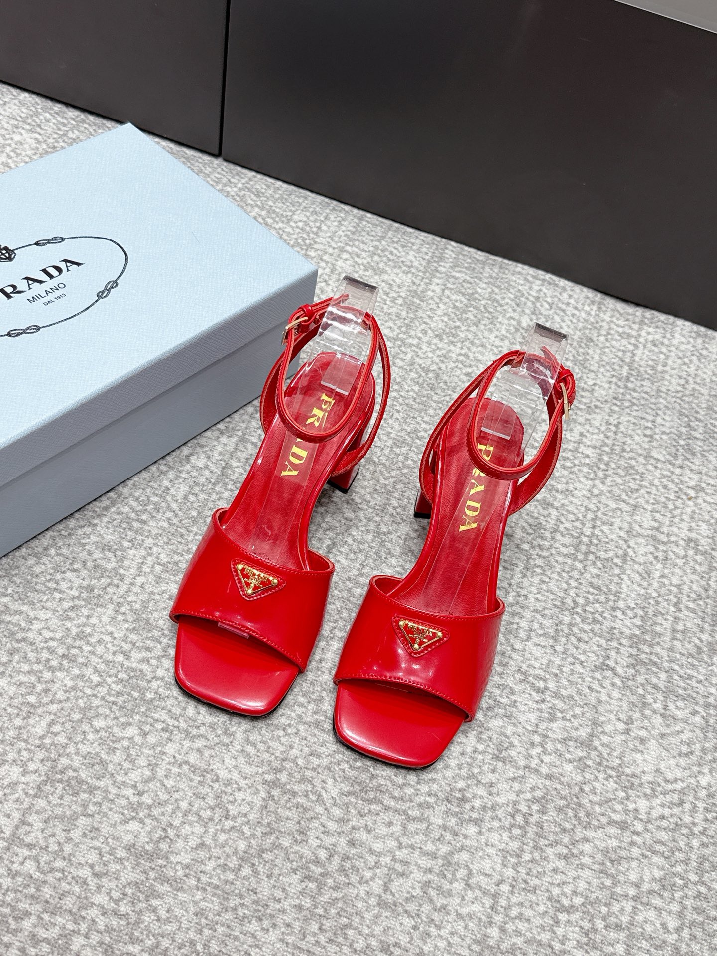 NO:725070,2026 SSS launches Prada’s latest long boots, sandals, thin heels, empty backs, and thick heels series——————————  PRADA's early spring T stage catwalk show is the same style as 'Dream Never Sleeps'. Prada can use it on important occasions. The fresh style has a bit of nobility. It is perfect to wear with this shoe. It is elegant and crystal clear, regardless of the material of various accessories.  , all are exclusively customized one to one, and must be zero distance from the original. The entire series is full of exciting and unexpected combinations of elements, different materials, textures of fabrics, and a strong artistic atmosphere, allowing you to appreciate the ever-changing style of Prada girls.  1. The upper is made of imported open-edge beads. 2. The lining is imported sheepskin. 3. The outsole is made of original Italian genuine leather.198609092026 SSS重磅推出普拉达最新长短靴,凉鞋单鞋,细跟,后空,粗跟系列  —————————— PRADA早春T台走秀网红同款＂造梦不夜城＂,Prada能在重要场合上用得上了,小清新风带点贵气的感觉,上脚非常完美穿搭配上此鞋,优雅大方,晶莹剔透,无论各种配件材质,都是独家一比一定制,必做到原版零距离,整个系列都充满了令人兴奋和意外的元素结合,不同的材质,肌理的面料的表现,具有极浓的艺术气息,让你领略Prada女孩的百变风格. 1鞋面釆用进口开边珠 2内里进口羊皮 3大底意大利原版原色真皮大底 跟高7.0 4原贴标垫脚, 现货码数35M-39M（40 41 42订做不退不换).,高跟鞋凉鞋,prada,prada,sandals,boots,high heels,sheepskin,Leather soles,Women's Shoes