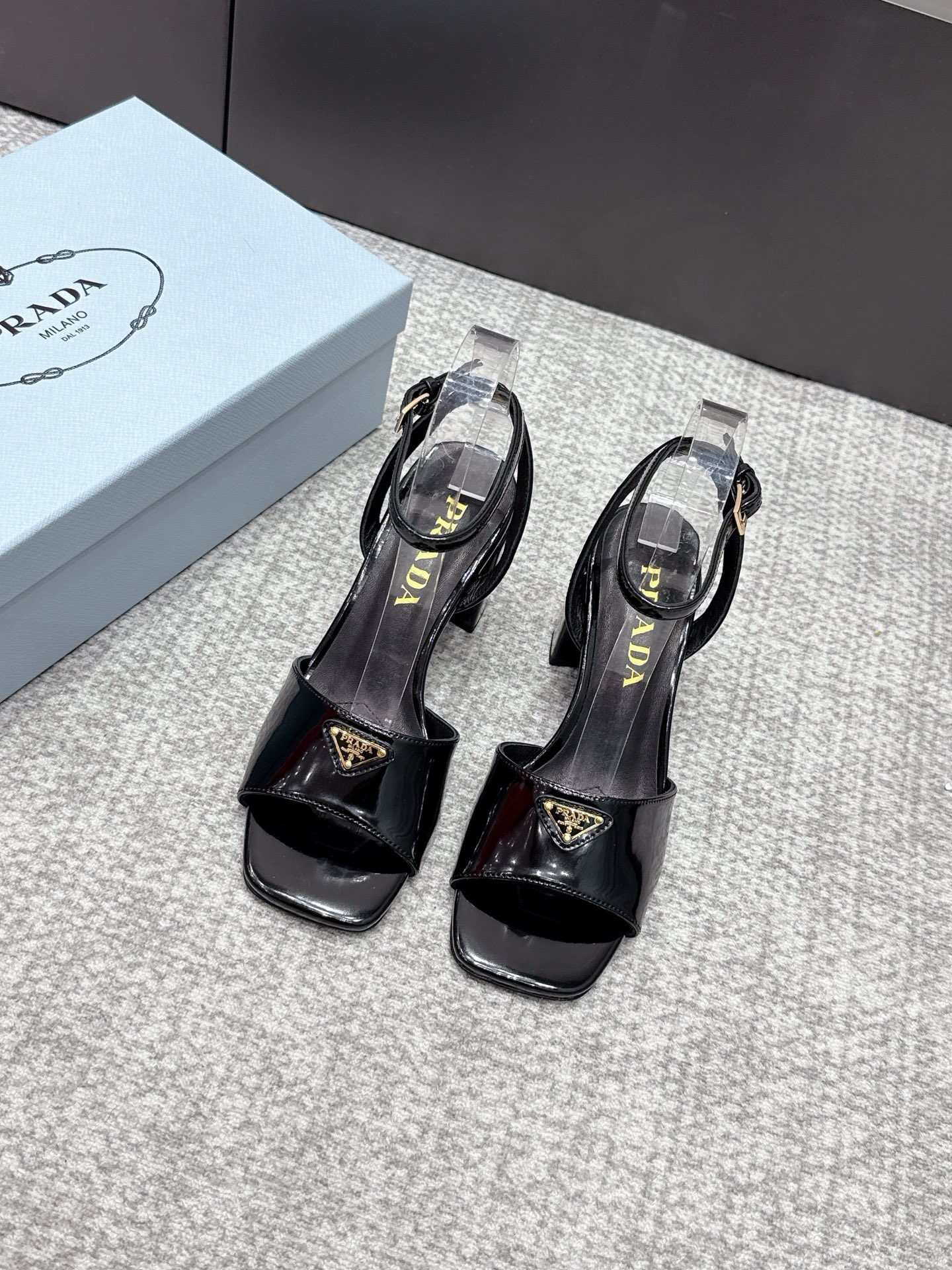 NO:725078,2026 SSS launches Prada’s latest long boots, sandals, thin heels, empty backs, and thick heels series——————————  PRADA's early spring T stage catwalk show is the same style as 'Dream Never Sleeps'. Prada can use it on important occasions. The fresh style has a bit of nobility. It is perfect to wear with this shoe. It is elegant and crystal clear, regardless of the material of various accessories.  , all are exclusively customized one to one, and must be zero distance from the original. The entire series is full of exciting and unexpected combinations of elements, different materials, textures of fabrics, and a strong artistic atmosphere, allowing you to appreciate the ever-changing style of Prada girls.  1. The upper is made of imported open-edge beads. 2. The lining is imported sheepskin. 3. The outsole is made of original Italian genuine leather.198609092026 SSS重磅推出普拉达最新长短靴,凉鞋单鞋,细跟,后空,粗跟系列  —————————— PRADA早春T台走秀网红同款＂造梦不夜城＂,Prada能在重要场合上用得上了,小清新风带点贵气的感觉,上脚非常完美穿搭配上此鞋,优雅大方,晶莹剔透,无论各种配件材质,都是独家一比一定制,必做到原版零距离,整个系列都充满了令人兴奋和意外的元素结合,不同的材质,肌理的面料的表现,具有极浓的艺术气息,让你领略Prada女孩的百变风格. 1鞋面釆用进口开边珠 2内里进口羊皮 3大底意大利原版原色真皮大底 跟高7.0 4原贴标垫脚, 现货码数35M-39M（40 41 42订做不退不换).,高跟鞋凉鞋,prada,prada,sandals,boots,high heels,sheepskin,Leather soles,Women's Shoes