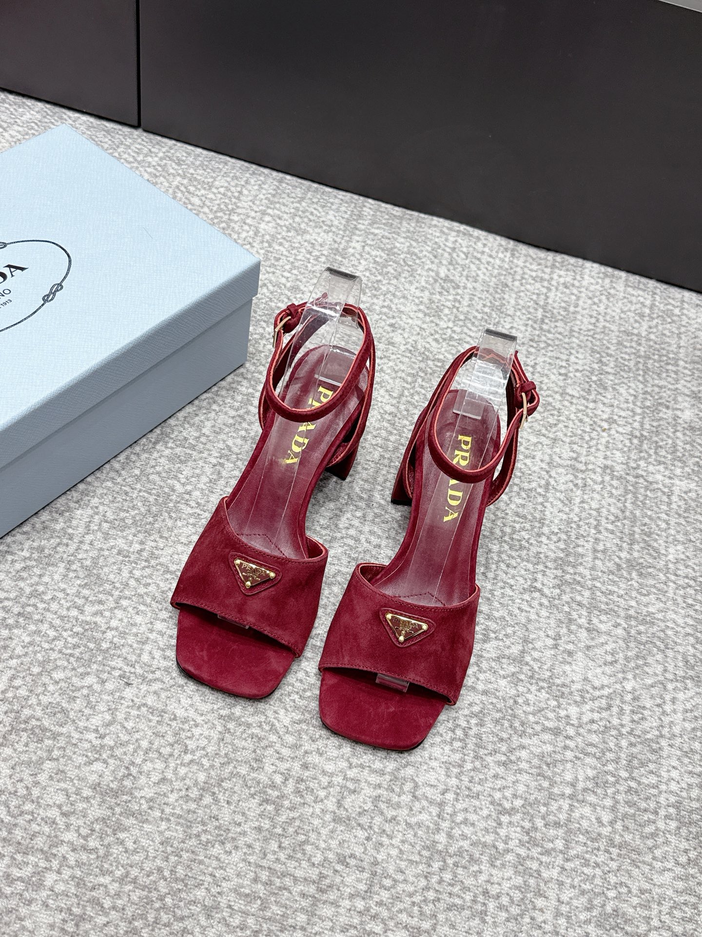 NO:725082,2026 SSS launches Prada’s latest long boots, sandals, thin heels, empty backs, and thick heels series——————————  PRADA's early spring T stage catwalk show is the same style as 'Dream Never Sleeps'. Prada can use it on important occasions. The fresh style has a bit of nobility. It is perfect to wear with this shoe. It is elegant and crystal clear, regardless of the material of various accessories.  , all are exclusively customized one to one, and must be zero distance from the original. The entire series is full of exciting and unexpected combinations of elements, different materials, textures of fabrics, and a strong artistic atmosphere, allowing you to appreciate the ever-changing style of Prada girls.  1. The upper is made of imported sheepskin. 2. The inner lining is imported sheepskin. 3. The outsole is made of original Italian genuine leather.198609092026 SSS重磅推出普拉达最新长短靴,凉鞋单鞋,细跟,后空,粗跟系列  —————————— PRADA早春T台走秀网红同款＂造梦不夜城＂,Prada能在重要场合上用得上了,小清新风带点贵气的感觉,上脚非常完美穿搭配上此鞋,优雅大方,晶莹剔透,无论各种配件材质,都是独家一比一定制,必做到原版零距离,整个系列都充满了令人兴奋和意外的元素结合,不同的材质,肌理的面料的表现,具有极浓的艺术气息,让你领略Prada女孩的百变风格. 1鞋面釆用进口羊京 2内里进口羊皮 3大底意大利原版原色真皮大底 跟高7.0 4原贴标垫脚, 现货码数35M-39M（40 41 42订做不退不换).,高跟鞋凉鞋,prada,prada,sandals,boots,high heels,sheepskin,sheep,Leather soles,Women's Shoes