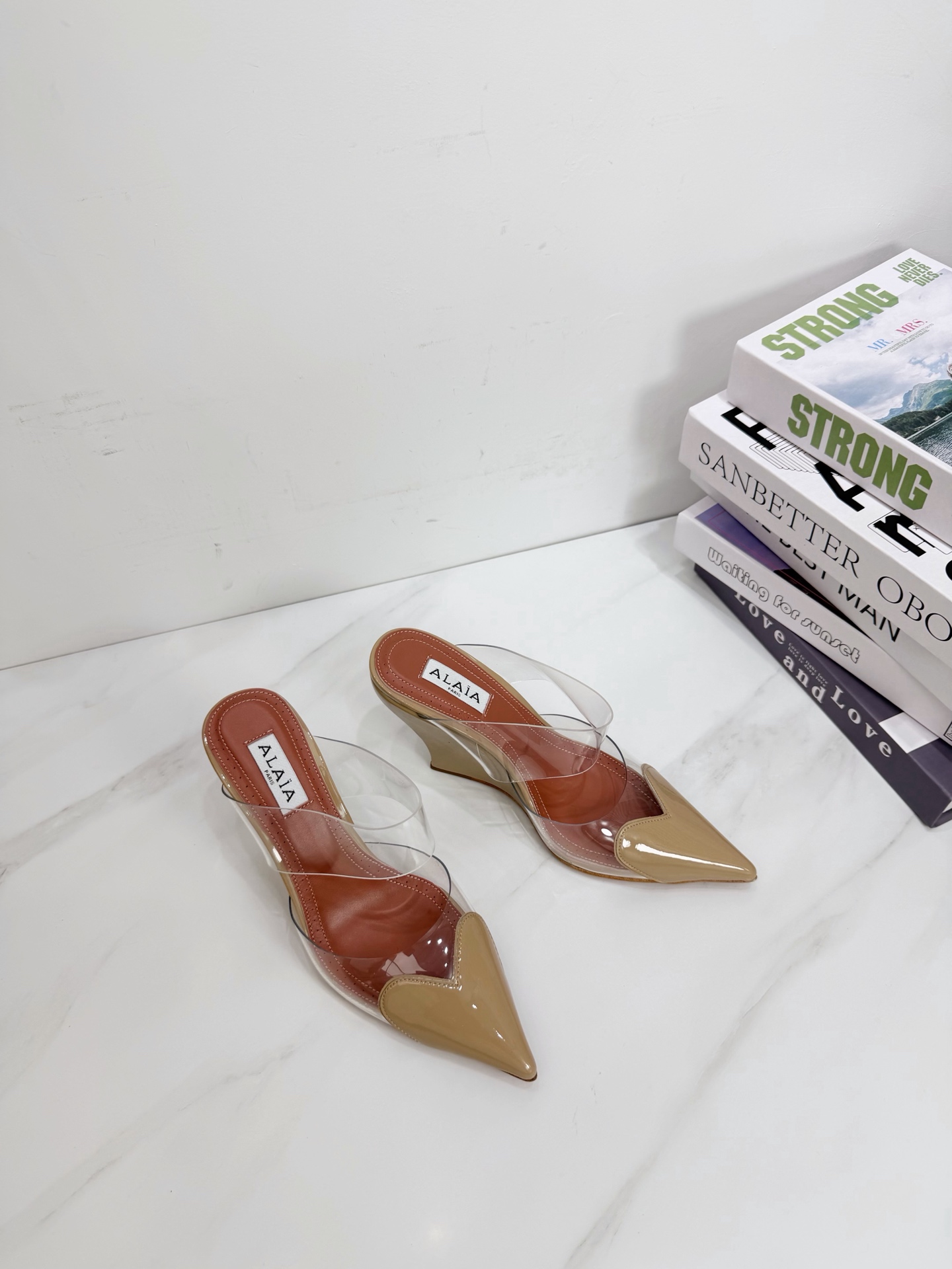 NO:786032,Exquisite and elegant, it also has a sense of fashion. Wear it for casual daily life and high-end luxury. I really love it on the feet. It is so beautiful and comfortable. ★Fabric patent leather, lining sheepskin, original original color rubber outsole, elegant style, creating a different feeling. Heel height 10.0cm, simple and elegant style!  Top show bdetails in the market ———————————— ⊿size.｜35-40 (40 41 42 customized, non-refundable), high heels, high heels, sheepskin19860909精致优雅的同时,还具有时髦感,穿上它休闲日常与与高级奢华驾驭自如,上脚真的太爱啦,太美了巨舒服 ★面料漆皮 内里羊皮 鞋底原版原色橡胶大底 优雅风格 创造不一样的感觉 跟高 10.0cm 简约气质款式！ 市场顶级 show bdetails ————————————  ⊿size. ｜35-40（40 41 42定做不退换）,高跟鞋,high heels,sheepskin,Women's Shoes