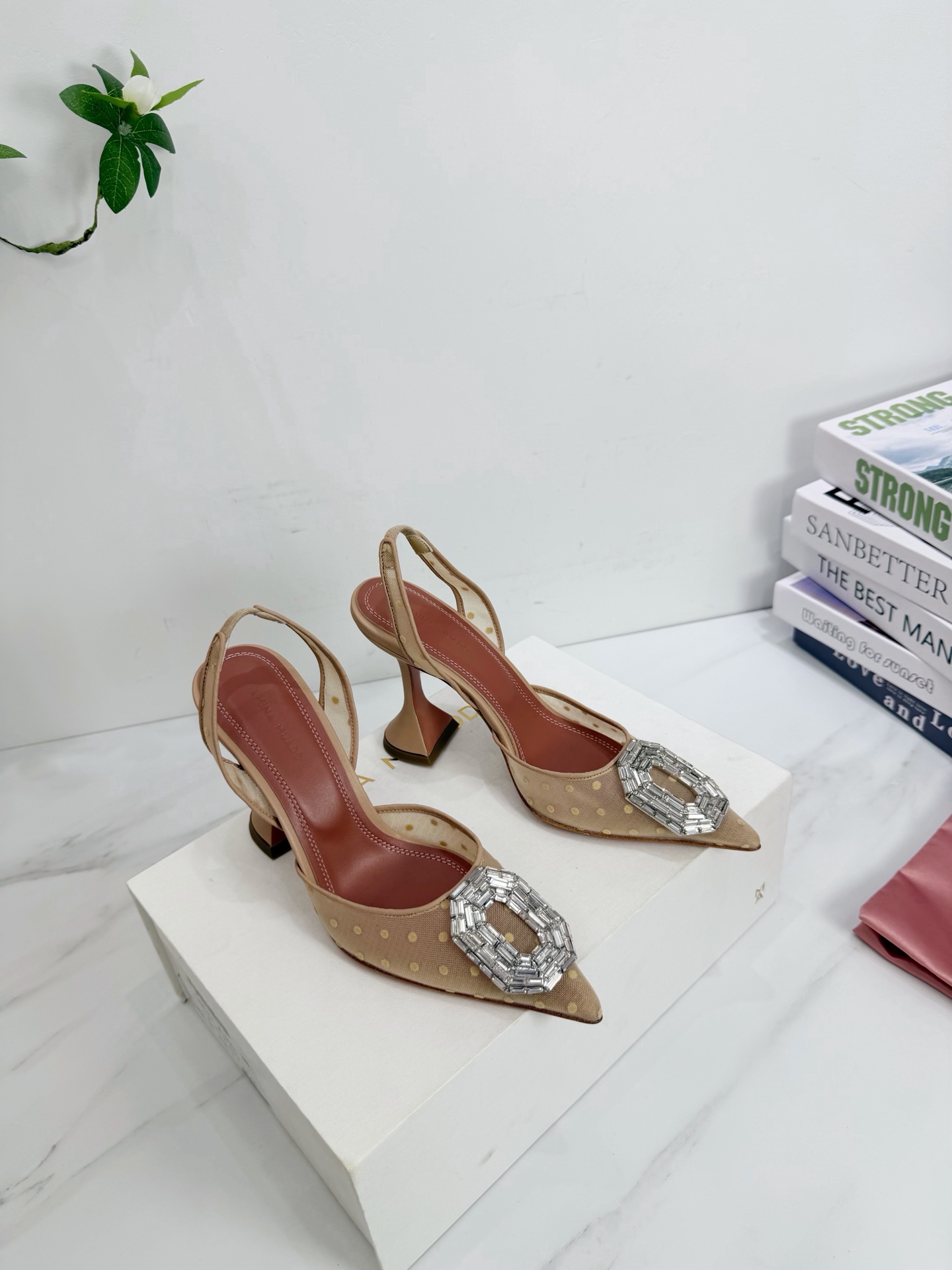 NO:786037,& · Amina's simple style, bright colors and matching, exclusive customization, dazzling, fashionable high heels, the best temperament, top quality. Imported lace, sheepskin lining, sole, cowhide outsole (original injection molding), elegant style, creating a different feeling, heel height 9.5cm, counter packaging, simple temperament style!  show bdetails ———————————— ⊿size. |35-39 (40.41.42 customized), high heels, high heels, cowhide, sheepskin19860909＆ · 阿米娜简单款式,色彩鲜艳搭配,独家定制,绽放光彩夺目,高跟时髦,气质最佳者,顶尖品质. 进口 蕾丝 内里垫脚羊皮 鞋底 牛皮大底 (原版注塑) 优雅风格 创造不一样的感觉 跟高9.5cm 专柜包装 简约气质款式！ show bdetails ————————————  ⊿size. ｜35-39 (40.41.42定制),高跟鞋,high heels,cowhide,sheepskin,Women's Shoes