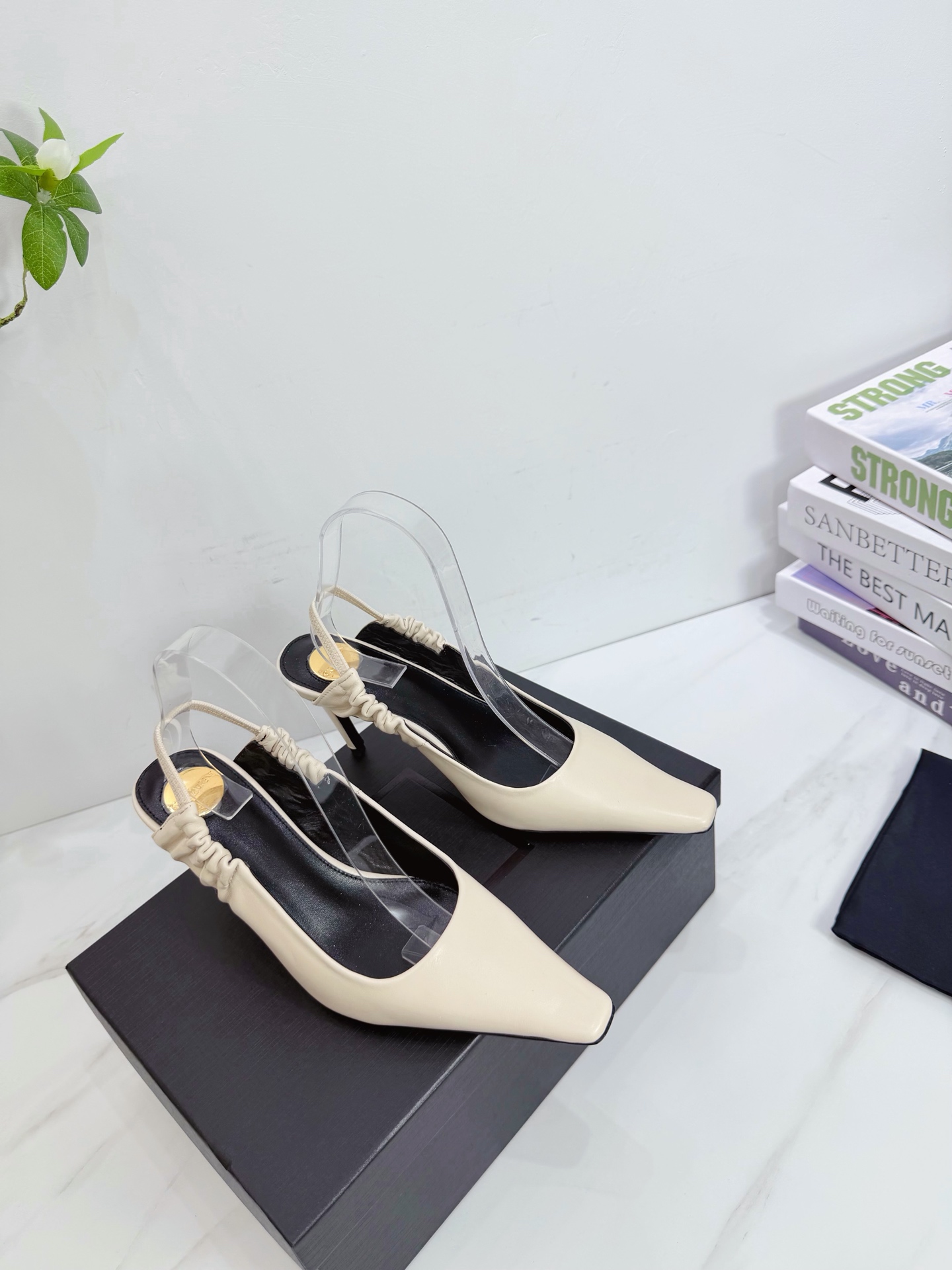 NO:786041,Saint Laurent 26ss super popular sandals are now available at the shoe counters. Major celebrities and Internet celebrities are wearing them. The style is fashionable and versatile, simple and high-end, and the elegance is achieved to the extreme. The shoes are full of goddess styles!  1. The upper is made of sheepskin. 2. The lining is imported soft sheepskin. 3. The outsole is original Italian original color genuine leather.19860909Saint Laurent 圣罗兰26ss 超火的凉鞋 单鞋专柜同步上新 各大明星网红纷纷上脚 款式时髦百搭 简约又高级 把优雅做到极致 上脚女神范爆棚！ 1鞋面釆用羊皮 2内里进口软羊皮 3大底意大利原版原色真皮大底 跟高8.0 4原贴标垫脚, 现货码数 35M-42M（40.41.42订做）,高跟鞋,saint laurent,saint laurent,sandals,high heels,sheepskin,Leather soles,Women's Shoes