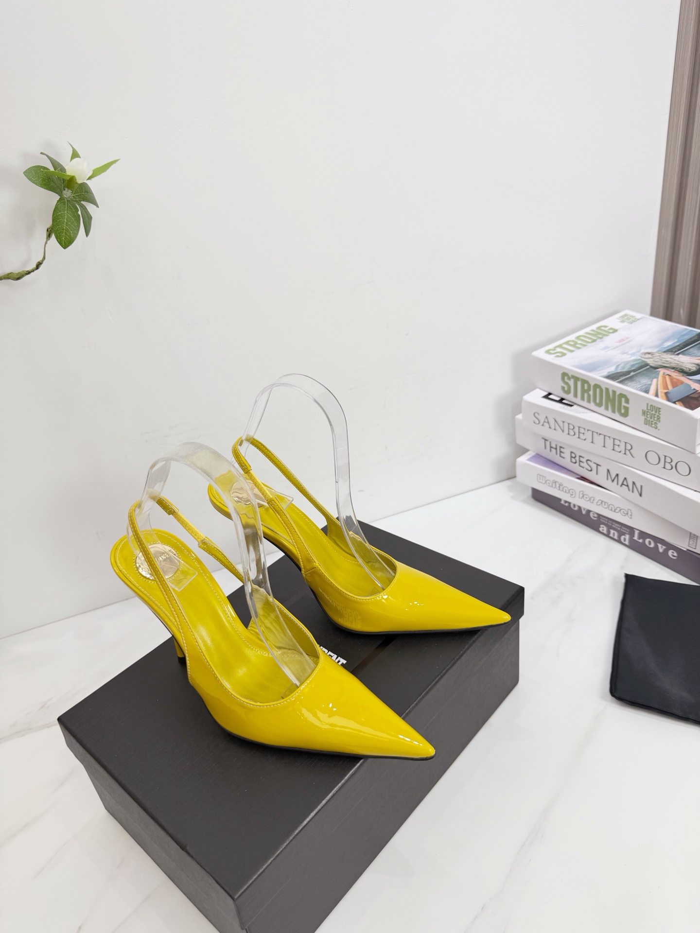 NO:786050,Saint Laurent 26ss super popular sandals are now available at the shoe counters. Major celebrities and Internet celebrities are wearing them. The style is fashionable and versatile, simple and high-end, and the elegance is achieved to the extreme. The shoes are full of goddess styles!  1. The upper is made of patent leather. 2. The lining is imported soft sheepskin. 3. The outsole is original Italian original color genuine leather.19860909Saint Laurent 圣罗兰26ss 超火的凉鞋 单鞋专柜同步上新 各大明星网红纷纷上脚 款式时髦百搭 简约又高级 把优雅做到极致 上脚女神范爆棚！ 1鞋面釆用漆皮 2内里进口软羊皮 3大底意大利原版原色真皮大底 跟高9.5 4原贴标垫脚, 现货码数 35M-42M（40.41.42订做）,高跟鞋,saint laurent,saint laurent,sandals,high heels,sheepskin,Leather soles,Women's Shoes