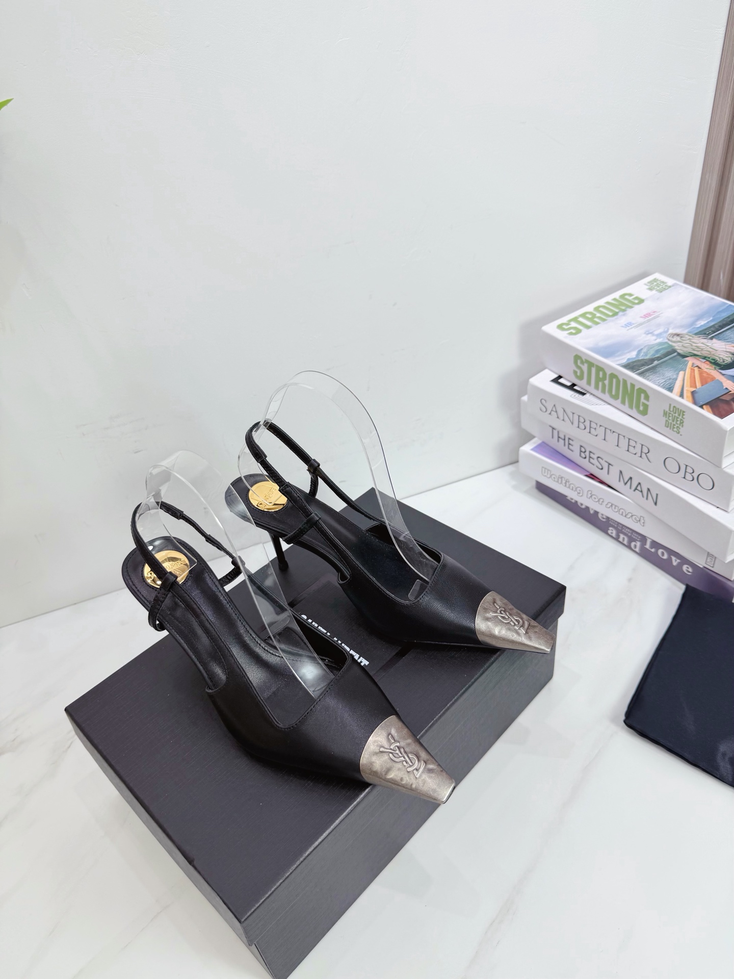 NO:786060,Saint Laurent 26ss super popular sandals are now available at the shoe counters. Major celebrities and Internet celebrities are wearing them. The style is fashionable and versatile, simple and high-end, and the elegance is achieved to the extreme. The shoes are full of goddess styles!  1. The upper is made of sheepskin. 2. The lining is imported soft sheepskin. 3. The outsole is original Italian genuine leather outsole. The heel height is 7.5-9.0. Two heel heights. 4. Original labeling feet. The stock size is 35M-42M (40.41.42 customized), high heels, saint laurent, saint laurent, sandals, high heels, sheepskin, Leather soles.19860909Saint Laurent 圣罗兰26ss 超火的凉鞋 单鞋专柜同步上新 各大明星网红纷纷上脚 款式时髦百搭 简约又高级 把优雅做到极致 上脚女神范爆棚！ 1鞋面釆用羊皮 2内里进口软羊皮 3大底意大利原版原色真皮大底 跟高7.5-9.0两个跟高 4原贴标垫脚, 现货码数 35M-42M（40.41.42订做）,高跟鞋,saint laurent,saint laurent,sandals,high heels,sheepskin,Leather soles,Women's Shoes