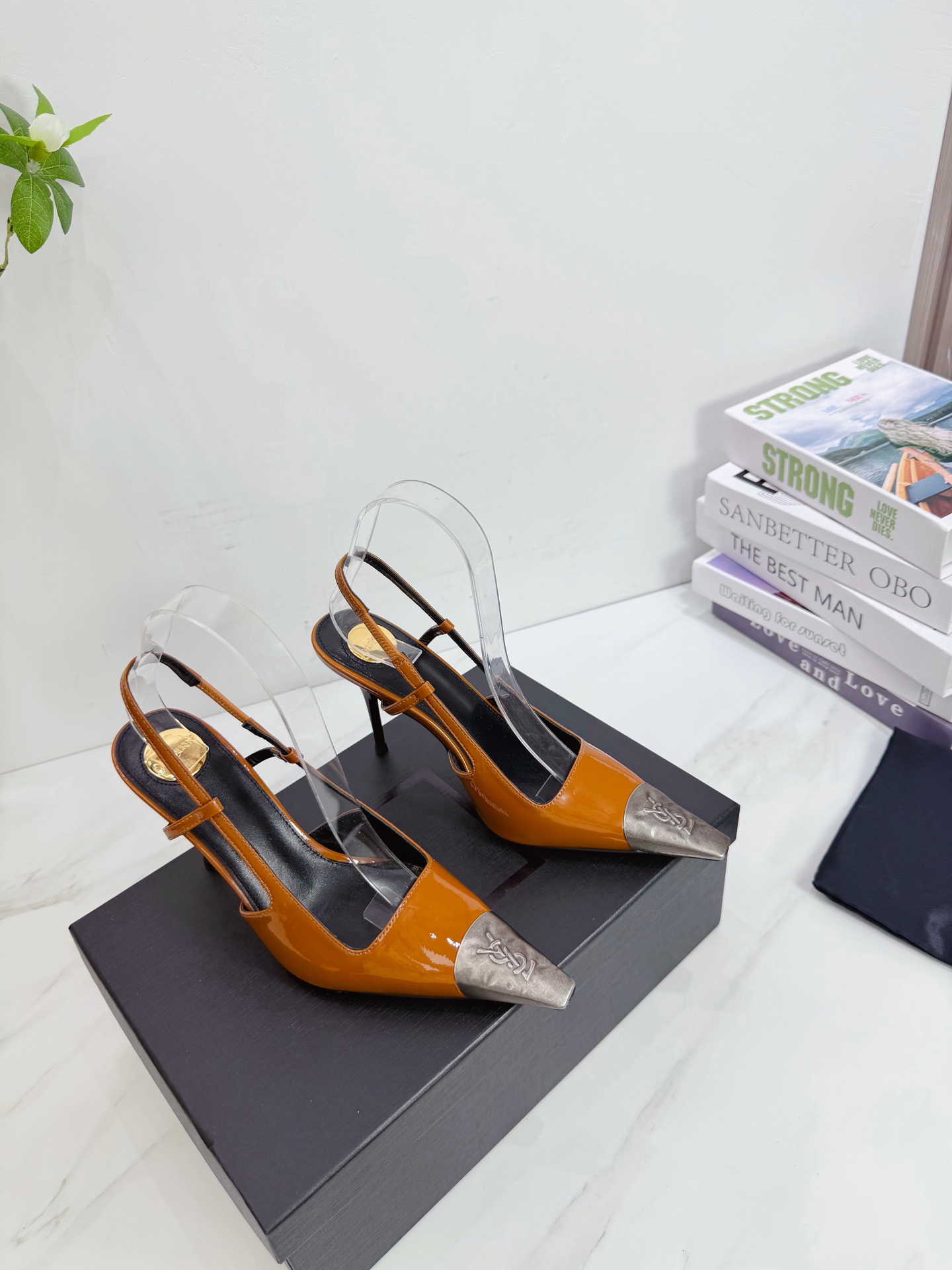 NO:786065,Saint Laurent 26ss super popular sandals are now available at the shoe counters. Major celebrities and Internet celebrities are wearing them. The style is fashionable and versatile, simple and high-end, and the elegance is achieved to the extreme. The shoes are full of goddess styles!  1 The upper is made of open edge beads 2 The lining is imported soft sheepskin 3 The outsole is original Italian original color genuine leather outsole with two heel heights of 7.5-9.0 4 original labeling feet, stock size 35M-42M (40.41.42 customized), high heels, saint laurent, saint laurent, sandals, high heels, sheepskin, Leather soles19860909Saint Laurent 圣罗兰26ss 超火的凉鞋 单鞋专柜同步上新 各大明星网红纷纷上脚 款式时髦百搭 简约又高级 把优雅做到极致 上脚女神范爆棚！ 1鞋面釆用开边珠 2内里进口软羊皮 3大底意大利原版原色真皮大底 跟高7.5-9.0两个跟高 4原贴标垫脚, 现货码数 35M-42M（40.41.42订做）,高跟鞋,saint laurent,saint laurent,sandals,high heels,sheepskin,Leather soles,Women's Shoes