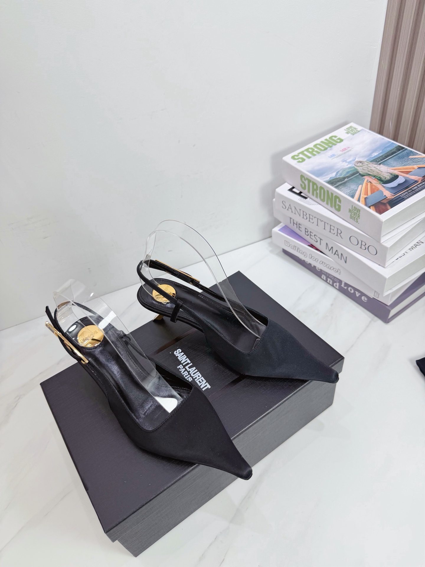 NO:786070,Saint Laurent 26ss super popular sandals are now available at the shoe counters. Major celebrities and Internet celebrities are wearing them. The style is fashionable and versatile, simple and high-end, and the elegance is achieved to the extreme. The shoes are full of goddess styles!  1. The upper is made of real silk. 2. The lining is imported soft sheepskin. 3. The outsole is original Italian original color genuine leather.19860909Saint Laurent 圣罗兰26ss 超火的凉鞋 单鞋专柜同步上新 各大明星网红纷纷上脚 款式时髦百搭 简约又高级 把优雅做到极致 上脚女神范爆棚！ 1鞋面釆用真丝 2内里进口软羊皮 3大底意大利原版原色真皮大底 跟高5.5 4原贴标垫脚, 现货码数 35M-42M（40.41.42订做）,高跟鞋,saint laurent,saint laurent,sandals,high heels,sheepskin,real silk,Leather soles,Women's Shoes