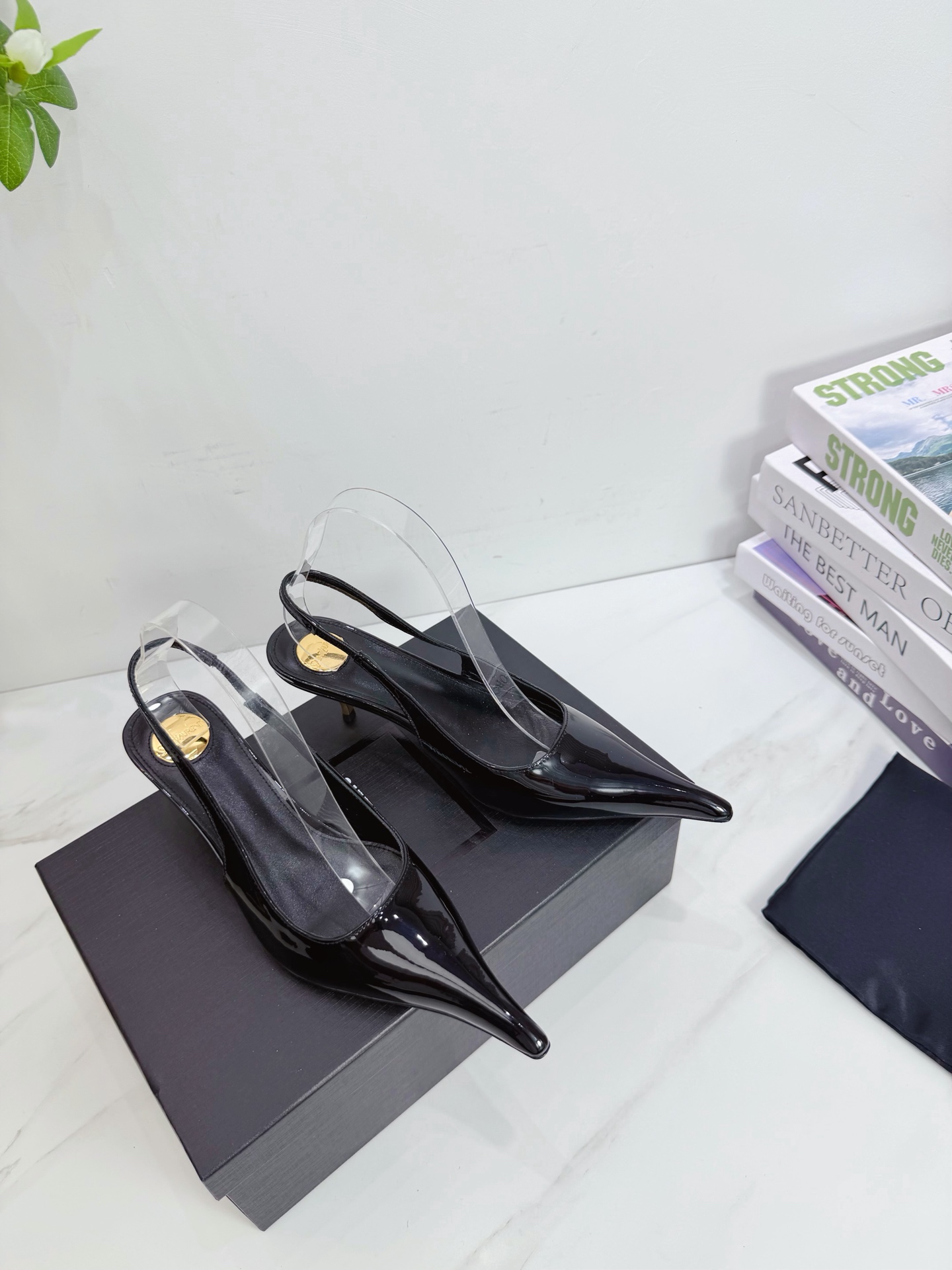 NO:786080,Saint Laurent 26ss super popular sandals are now available at the shoe counters. Major celebrities and Internet celebrities are wearing them. The style is fashionable and versatile, simple and high-end, and the elegance is achieved to the extreme. The shoes are full of goddess styles!  1. The upper is made of patent leather. 2. The lining is imported soft sheepskin. 3. The outsole is original Italian original color genuine leather.19860909Saint Laurent 圣罗兰26ss 超火的凉鞋 单鞋专柜同步上新 各大明星网红纷纷上脚 款式时髦百搭 简约又高级 把优雅做到极致 上脚女神范爆棚！ 1鞋面釆用漆皮 2内里进口软羊皮 3大底意大利原版原色真皮大底 跟高5.5 4原贴标垫脚, 现货码数 35M-42M（40.41.42订做）,高跟鞋,saint laurent,saint laurent,sandals,high heels,sheepskin,Leather soles,Women's Shoes