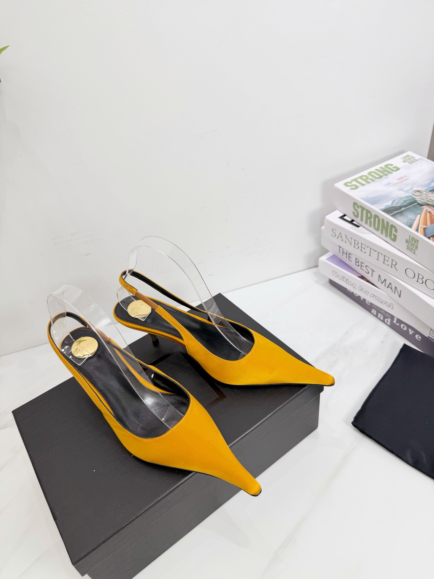 NO:786085,Saint Laurent 26ss super popular sandals are now available at the shoe counters. Major celebrities and Internet celebrities are wearing them. The style is fashionable and versatile, simple and high-end, and the elegance is achieved to the extreme. The shoes are full of goddess styles!  1. The upper is made of real silk. 2. The lining is imported soft sheepskin. 3. The outsole is original Italian original color genuine leather.19860909Saint Laurent 圣罗兰26ss 超火的凉鞋 单鞋专柜同步上新 各大明星网红纷纷上脚 款式时髦百搭 简约又高级 把优雅做到极致 上脚女神范爆棚！ 1鞋面釆用真丝 2内里进口软羊皮 3大底意大利原版原色真皮大底 跟高5.5 4原贴标垫脚, 现货码数 35M-42M（40.41.42订做）,高跟鞋,saint laurent,saint laurent,sandals,high heels,sheepskin,real silk,Leather soles,Women's Shoes