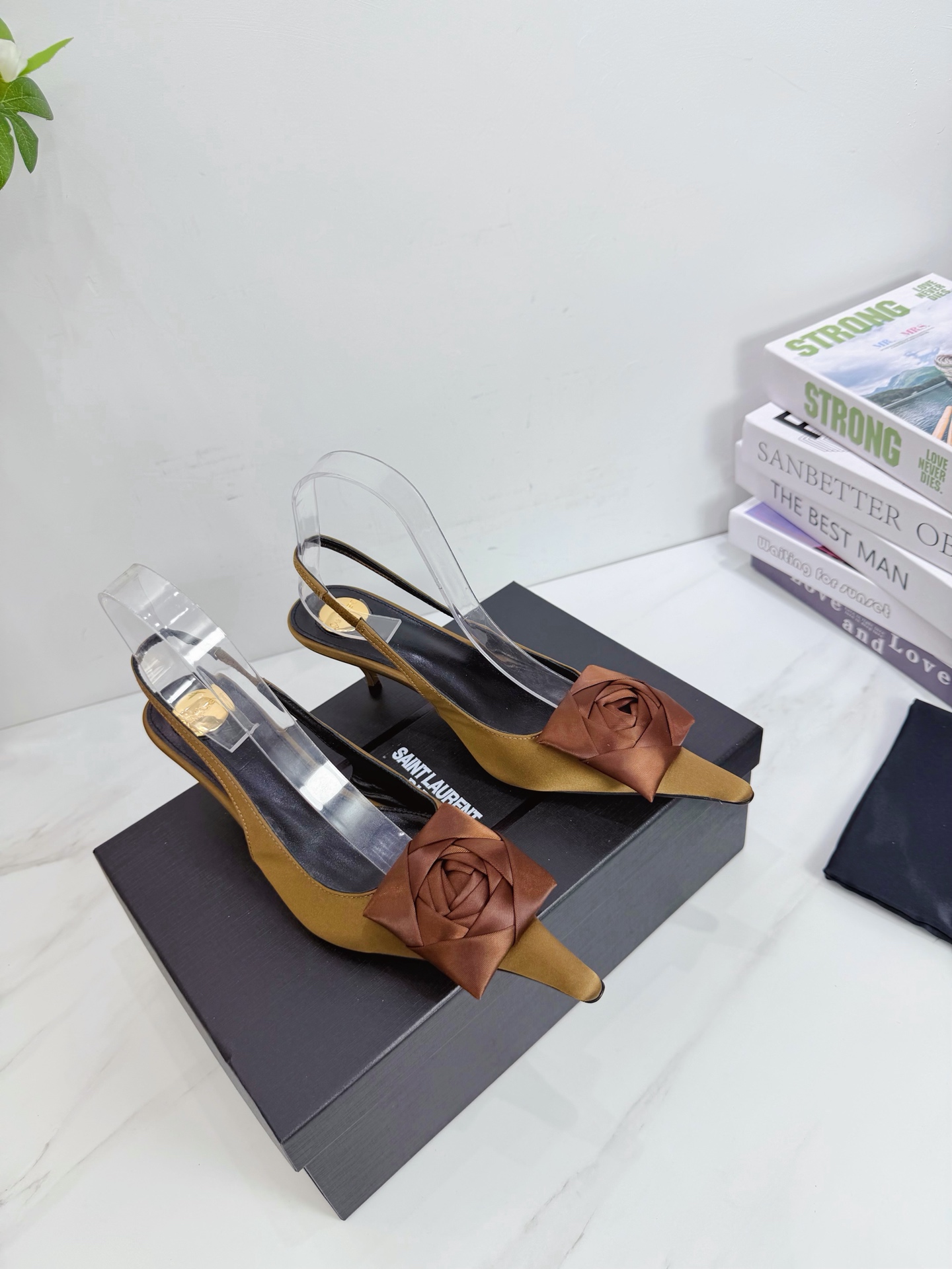 NO:786095,Saint Laurent 26ss super popular sandals are now available at the shoe counters. Major celebrities and Internet celebrities are wearing them. The style is fashionable and versatile, simple and high-end, and the elegance is achieved to the extreme. The shoes are full of goddess styles!  1. The upper is made of real silk. 2. The lining is imported soft sheepskin. 3. The outsole is original Italian original color genuine leather.19860909Saint Laurent 圣罗兰26ss 超火的凉鞋 单鞋专柜同步上新 各大明星网红纷纷上脚 款式时髦百搭 简约又高级 把优雅做到极致 上脚女神范爆棚！ 1鞋面釆用真丝 2内里进口软羊皮 3大底意大利原版原色真皮大底 跟高5.5 4原贴标垫脚, 现货码数 35M-42M（40.41.42订做）,高跟鞋,saint laurent,saint laurent,sandals,high heels,sheepskin,real silk,Leather soles,Women's Shoes